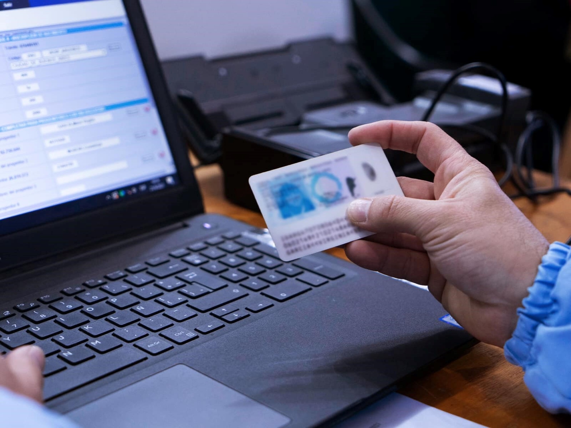 Neden kimliğinizin fotoğraflarını asla göndermemelisiniz: En güvenli alternatif