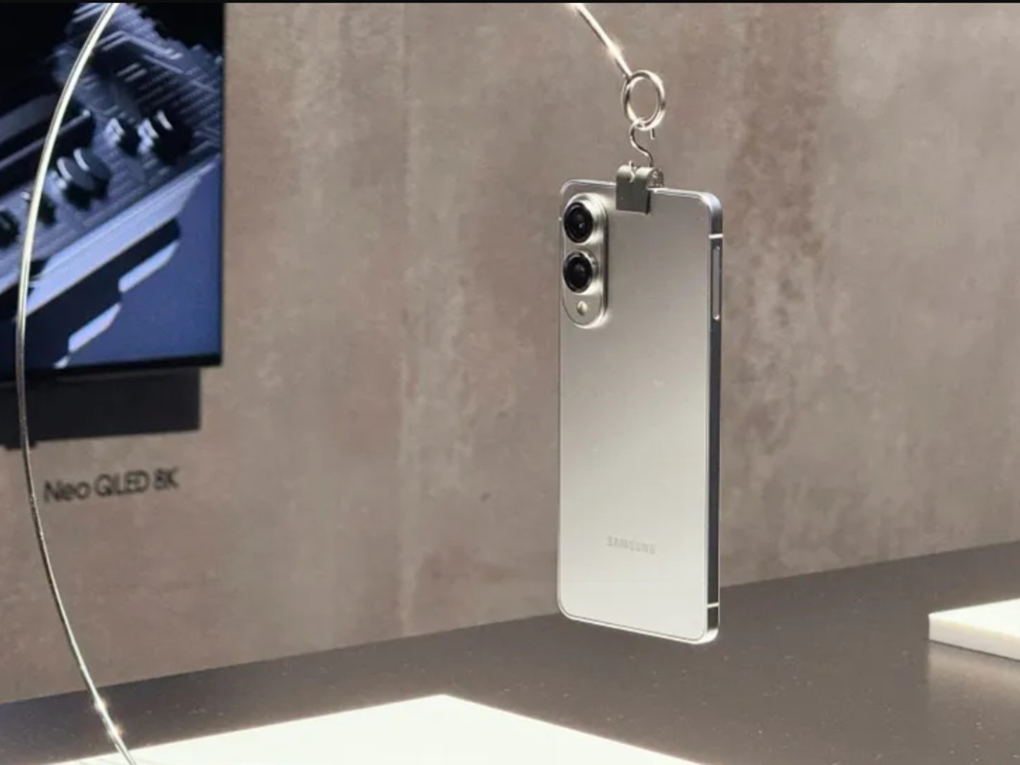 Empezó una nueva era en celulares: cómo es y cuánto cuesta el primer modelo ultrafino del mercado