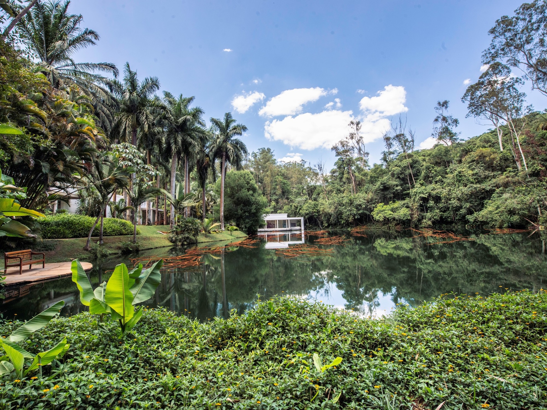 In Brasilien geht es nicht nur um den Strand: Das exzentrische Reiseziel vereint Kunst in der Natur, 17.000 Orchideen und ein Designerhotel.