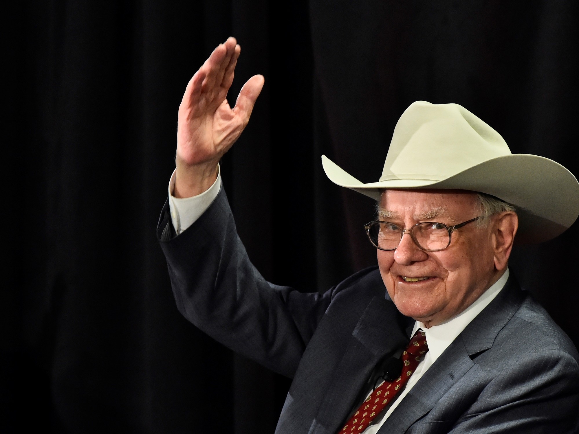 Il capitalismo non ci redime: quali inquietanti ipotesi ci lasciano in eredità pensatori come Walter Benjamin e John Gray e imprenditori come George Soros e Warren Buffett?