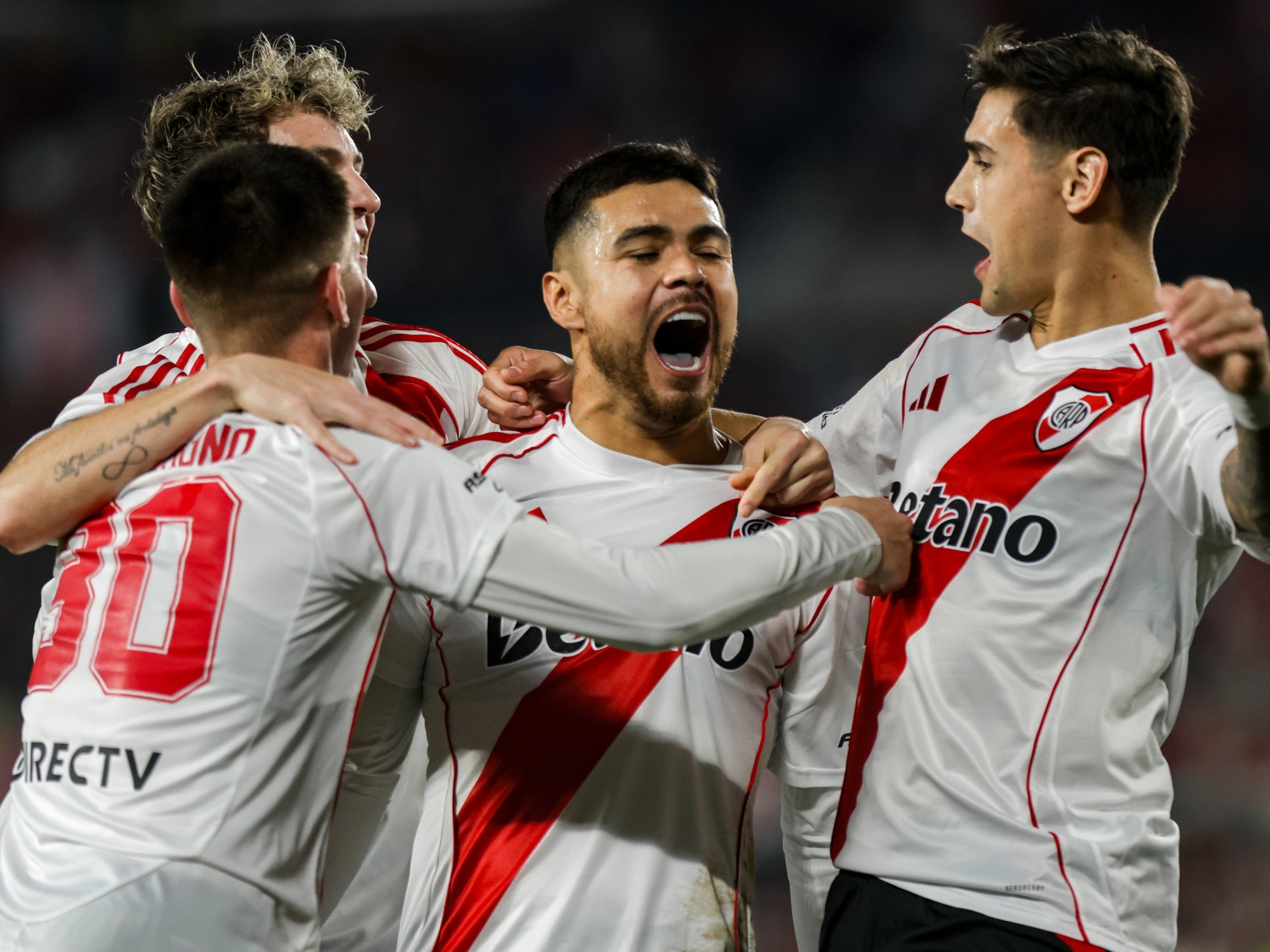 Profesyonel Lig'in Apertura bölümünde play-off mücadeleleri şu şekilde: River, Barracas'ı rahat bir şekilde eledi ve çeyrek finalin tüm maçları tamamlandı.