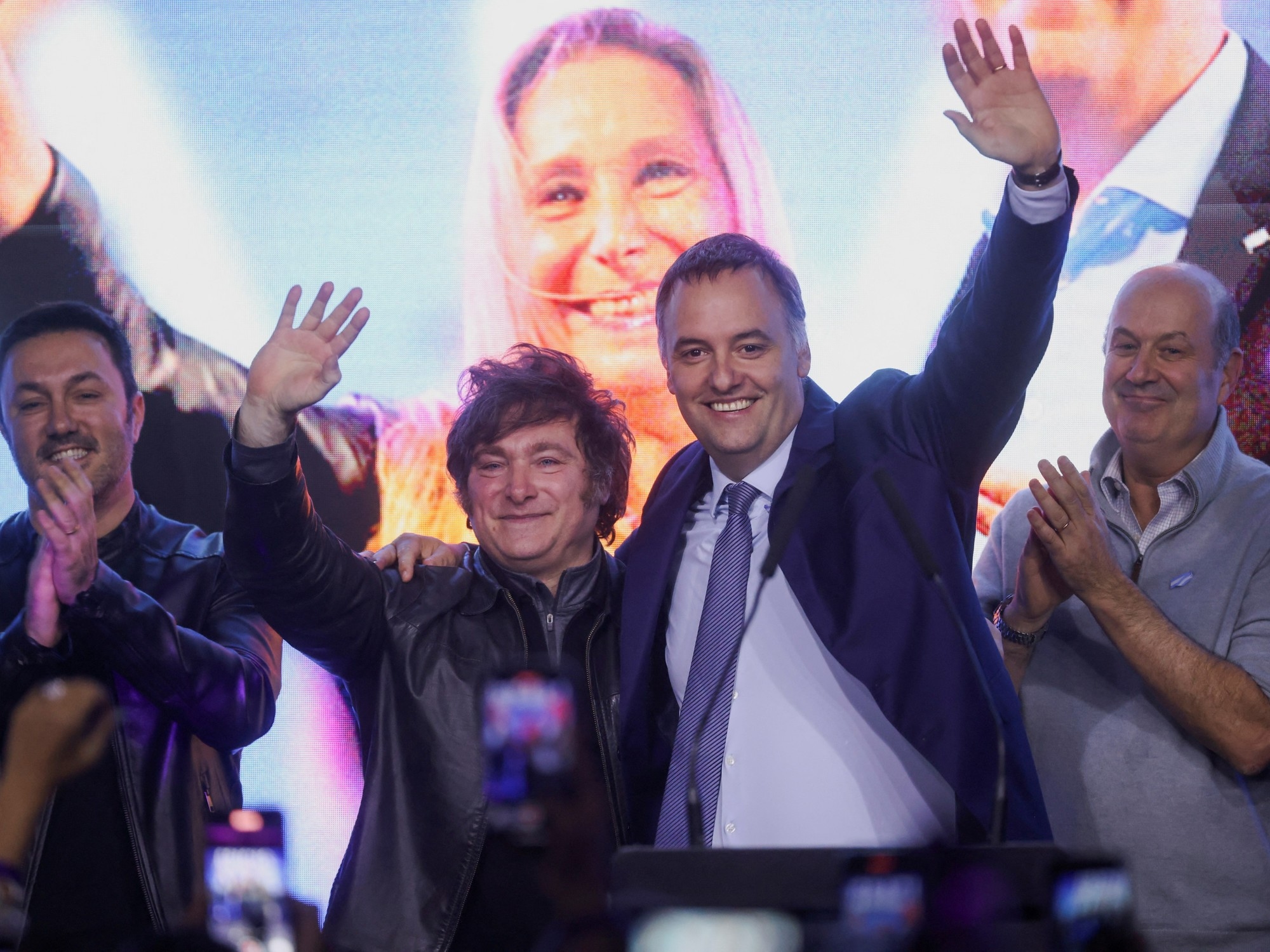 Mit den Stimmen von nur der Hälfte der Wähler gewann Javier Milei die Stadt- und die internen Wahlen zusammen mit Mauricio Macri.