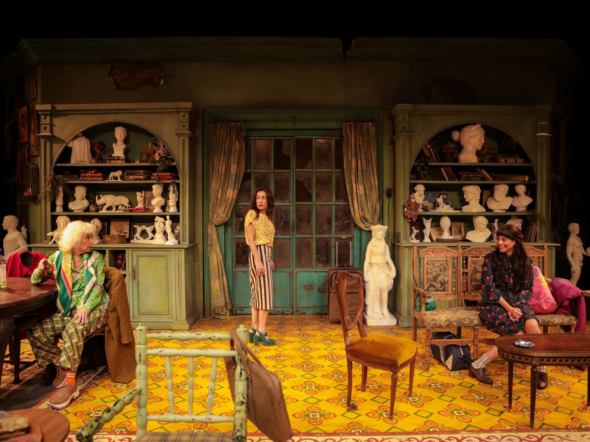 „Tote Blumen“: Liebe und Abwesenheiten im Stil von Pedro Almodóvar im Cervantes Theater