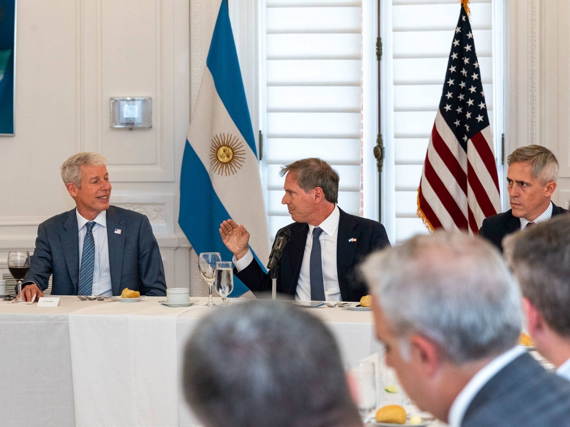 Uma visita de alto nível à embaixada argentina em Washington e o interesse dos EUA em Vaca Muerta