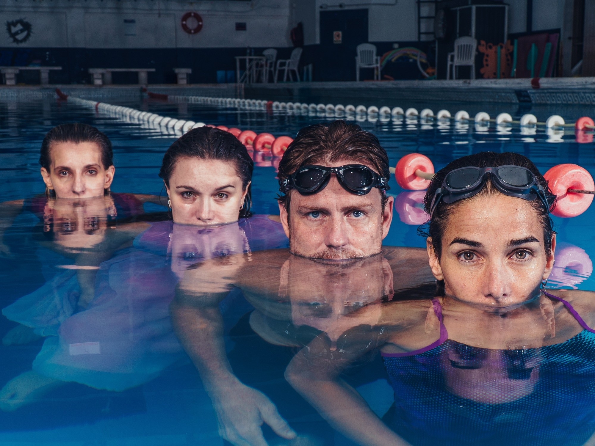 Es spielt in einem Pool und die Hauptrolle spielt Juana Viale: Wie ist "Subacuática", das immersive Stück, das durch sein Bühnenbild beeindruckt