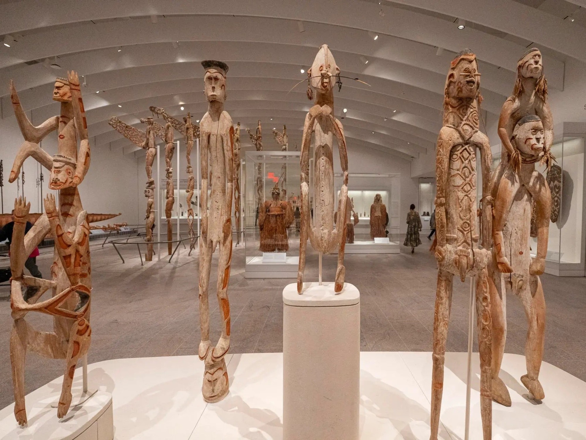 Il Met di New York espone 1.800 opere provenienti dall'Africa, dalle Americhe e dall'Oceania in un'ala ristrutturata.