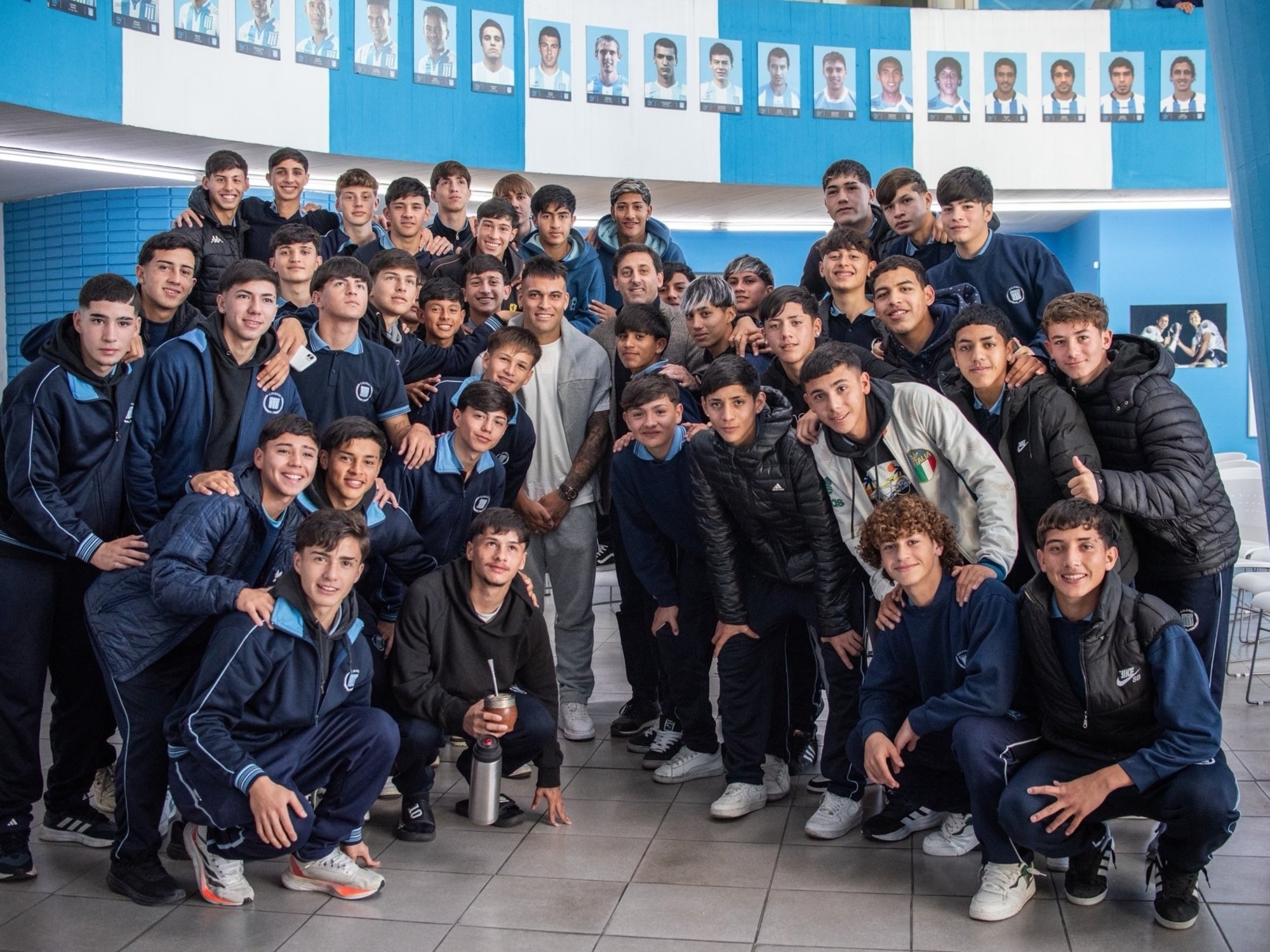 Lautaro Martínez in Buenos Aires: he was at Racing's Tita stadium and at night at Bombonerita to watch his brother in the National Basketball League.