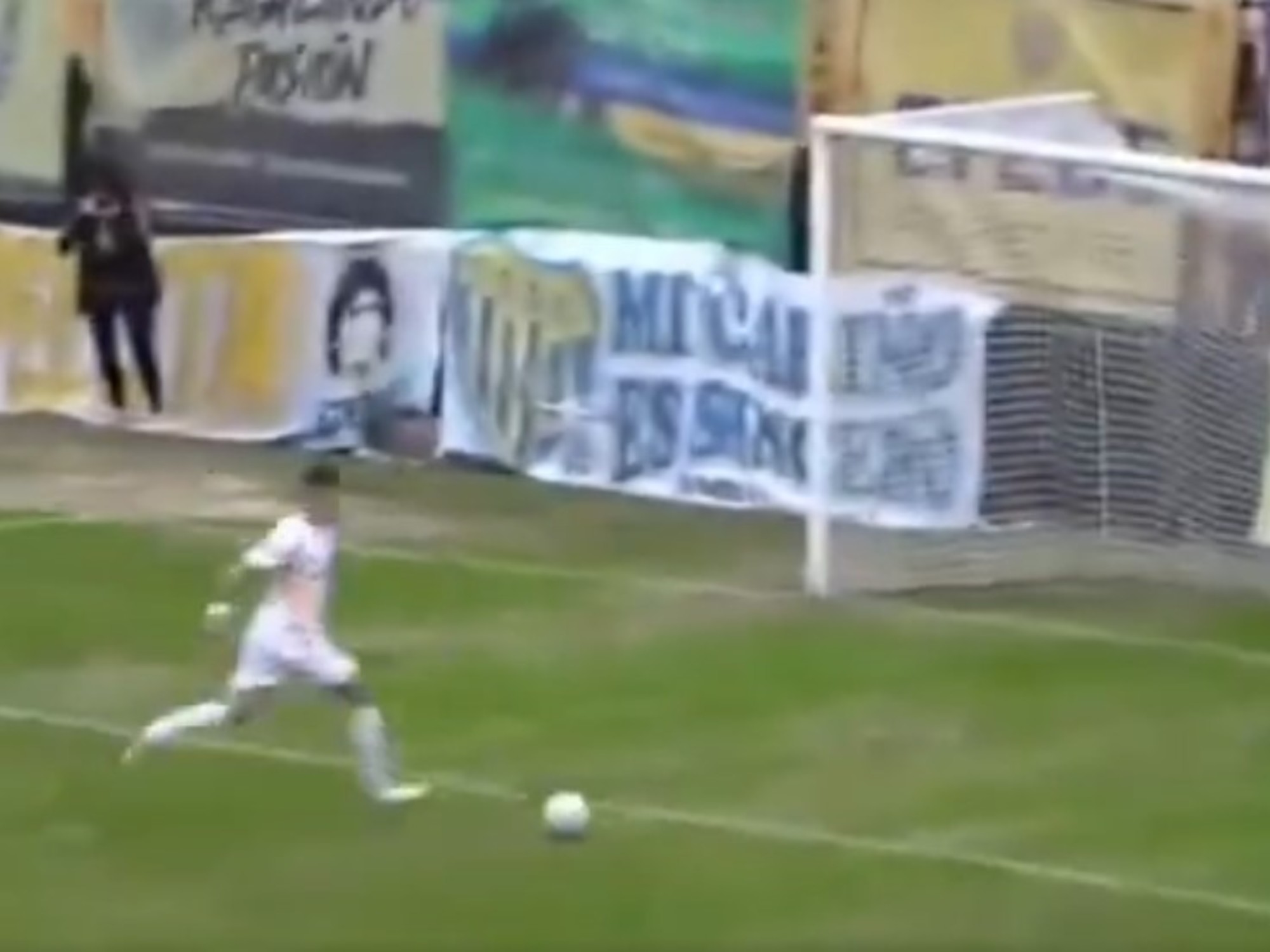 Battle Royale im Dock Sud gegen Sacachispas: Mauro Schönfeld erzielte ein Tor ohne Torwart, „protzte“ und das Spiel endete in einer Schlägerei.