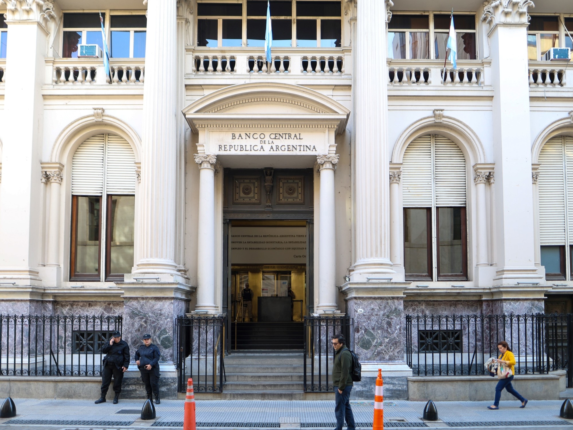 The Central Bank enabled the use of checks in dollars