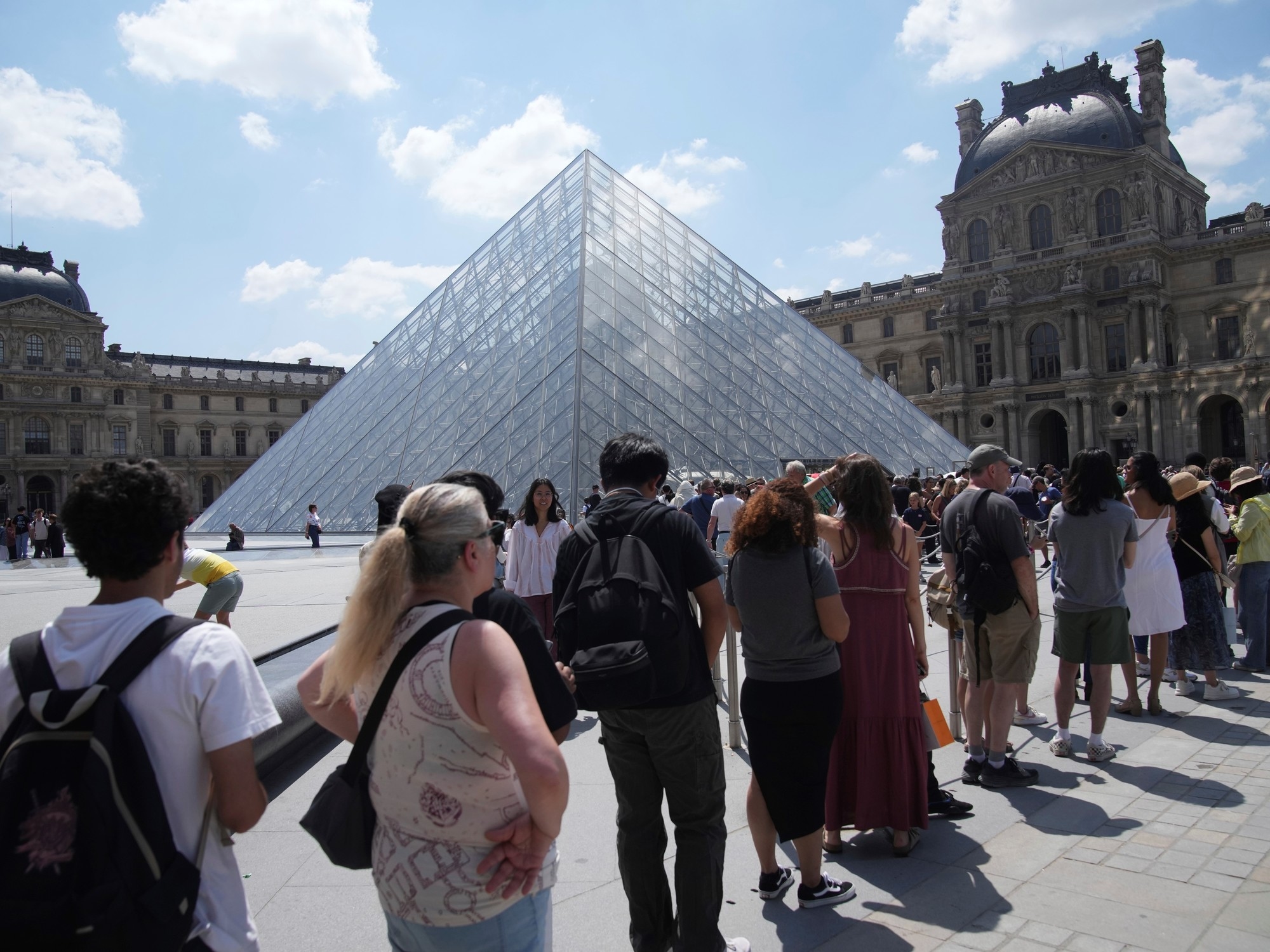 Der Louvre hat seine Türen geschlossen: Die Mitarbeiter streiken, um den Overtourism anzuprangern.