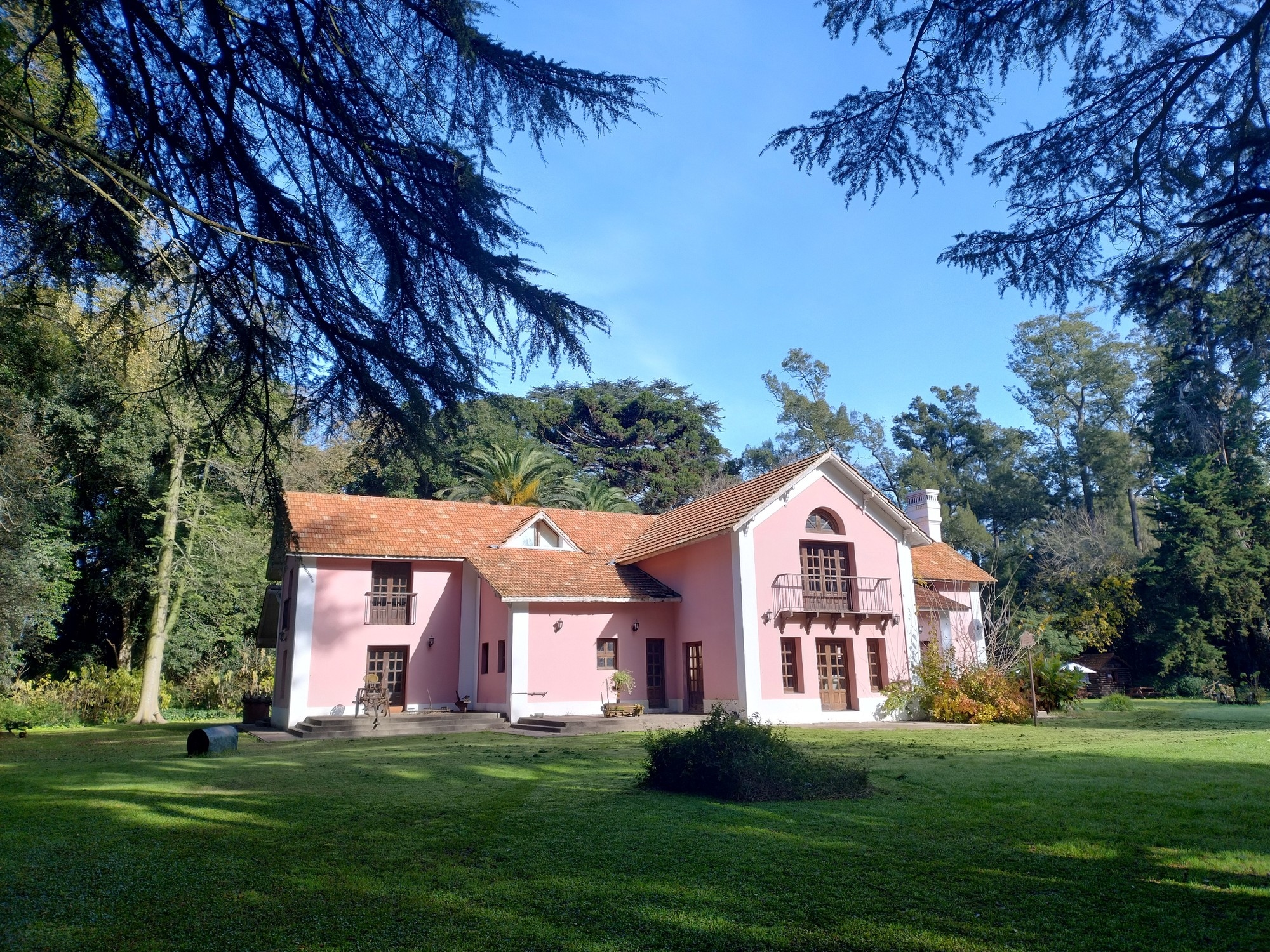 Uma floresta de João e Maria, um "museu onde você come", fontes termais e a orla do rio: tudo o que você precisa saber para uma escapada para General Belgrano.