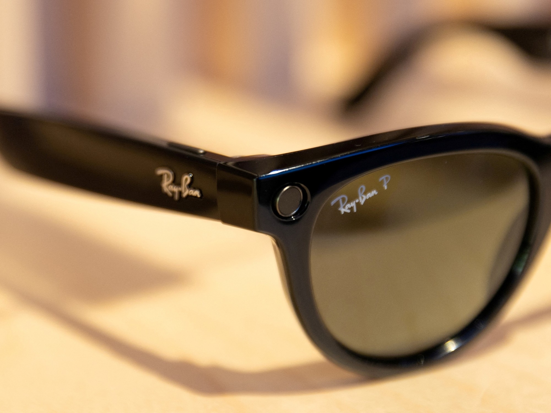 Ray-Ban Meta: come sono fatti e quanto costano gli occhiali con la telecamera che un medico ha usato per filmare la sua visita di specializzazione.