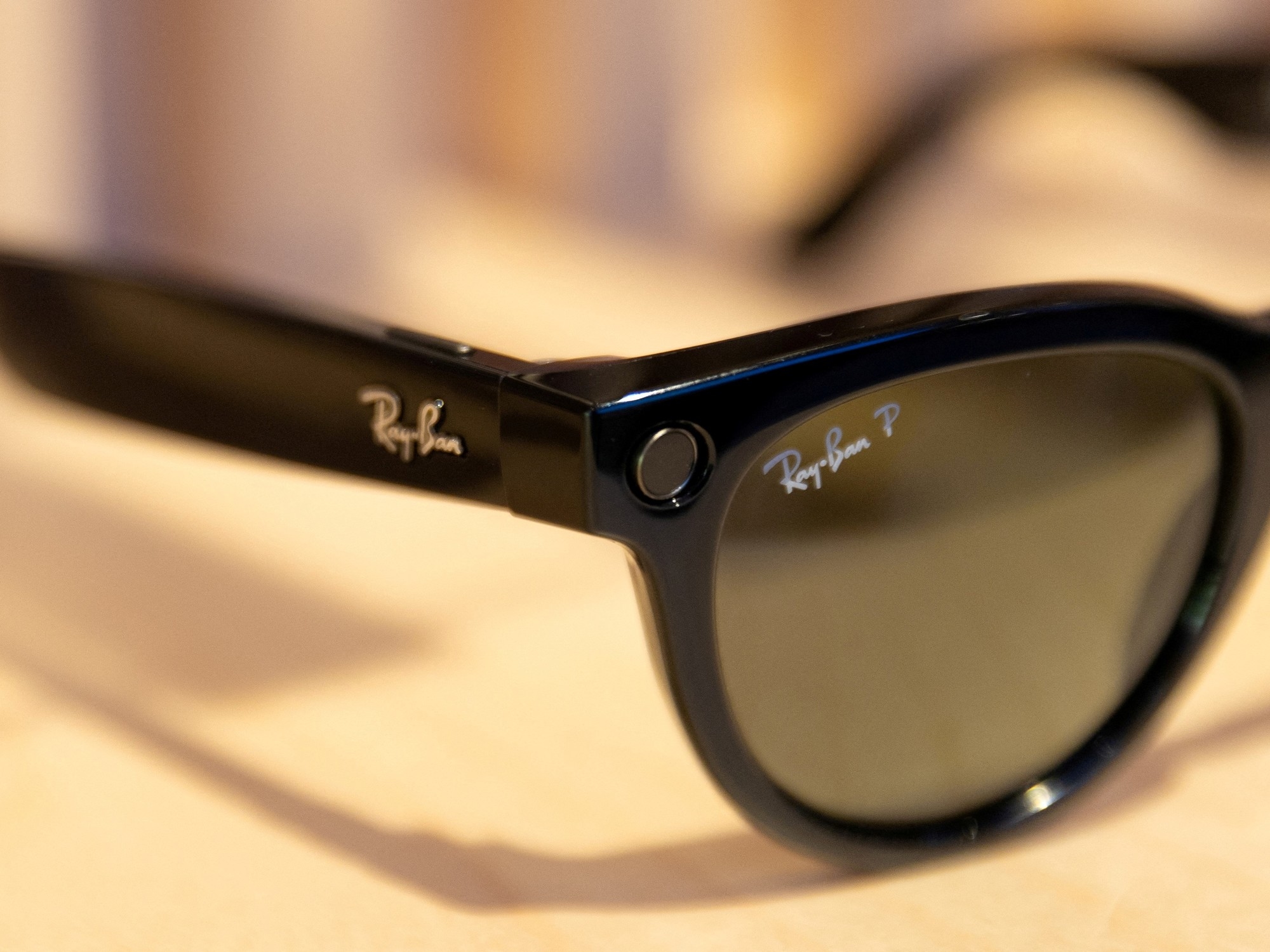 Ray-Ban Meta: come sono fatti e quanto costano gli occhiali con la telecamera che un medico ha usato per filmare la sua visita di specializzazione.