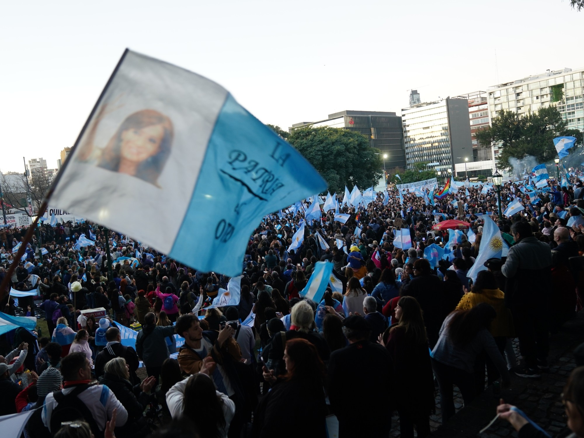 Sem mencionar sua sentença e prisão domiciliar, Cristina Kirchner criticou o plano econômico de Milei e chamou Bullrich de "desastroso".