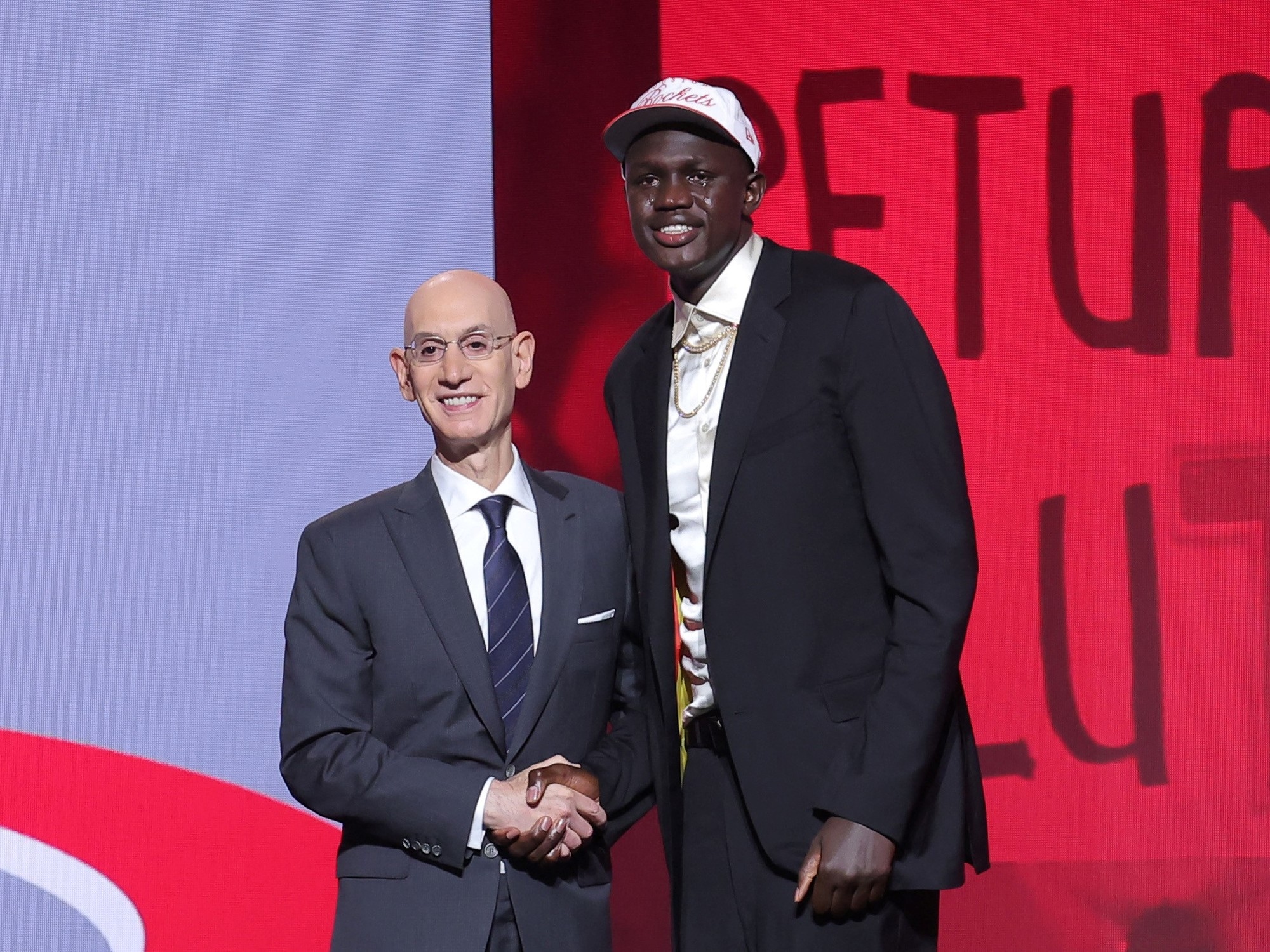Khaman Maluach i niemal nierealna historia pokonywania przeszkód: był uchodźcą wojennym, odnalezionym na ulicy, a teraz jest jedną z nowych gwiazd NBA.
