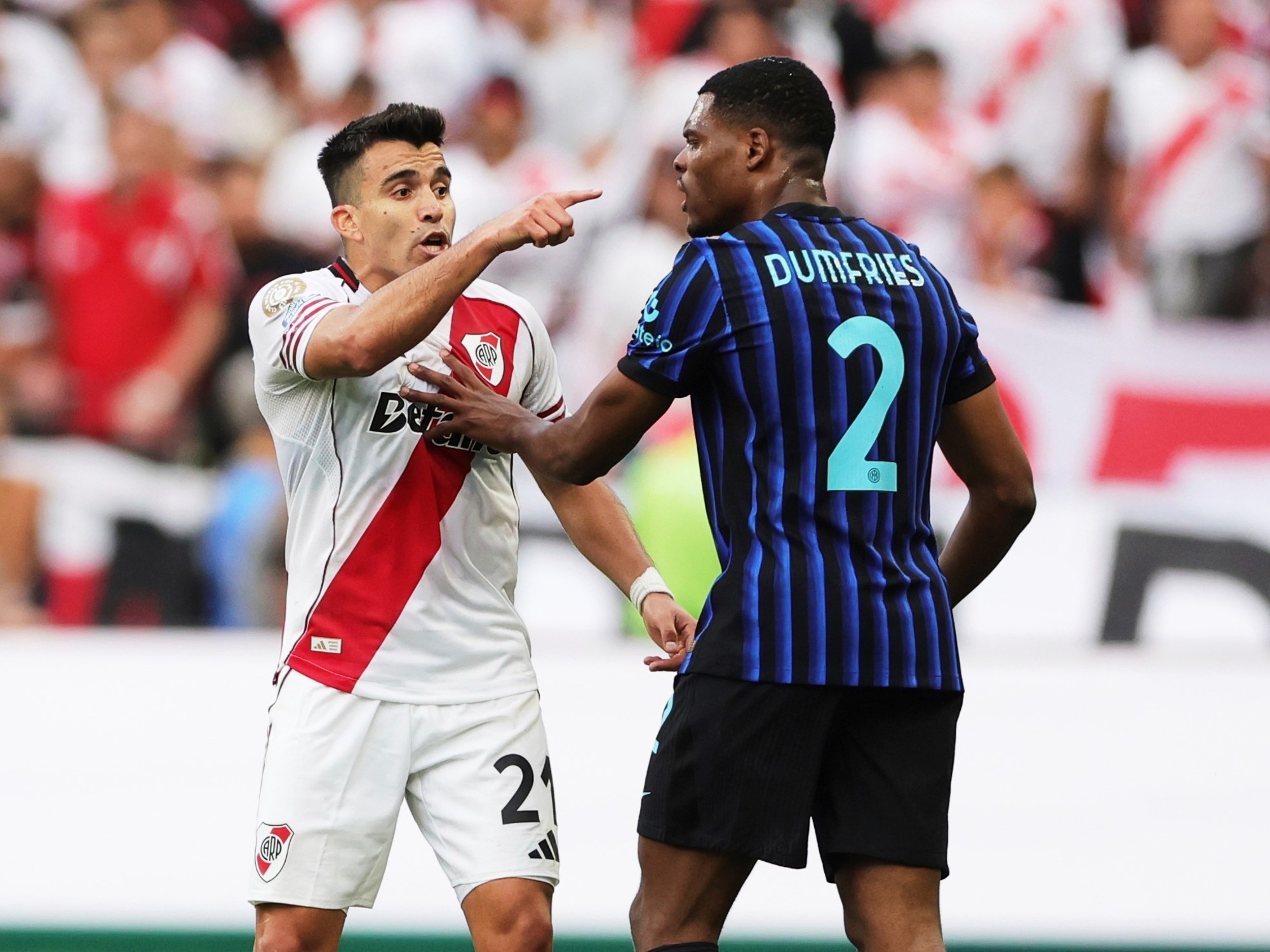 River Plate kontra Inter Mediolan żenujący finał Klubowych Mistrzostw Świata: Acuña zaprosiła Dumfries do walki.