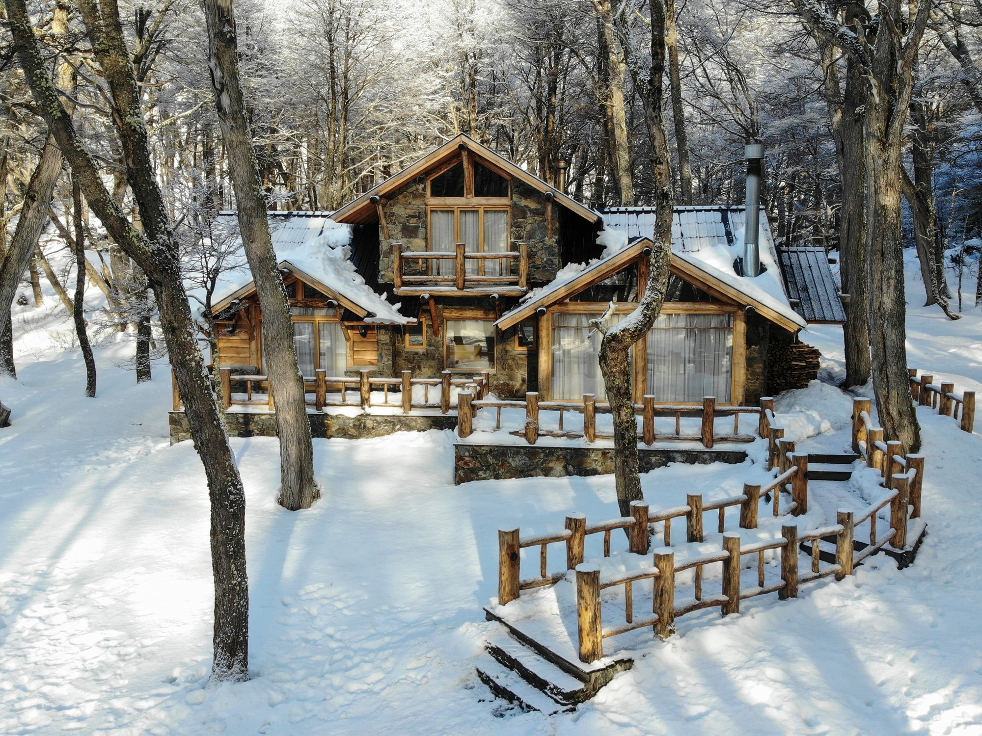 Esclusività, comfort e la possibilità di sciare fuori dalla baita: questo è il lodge Cerro Castor.