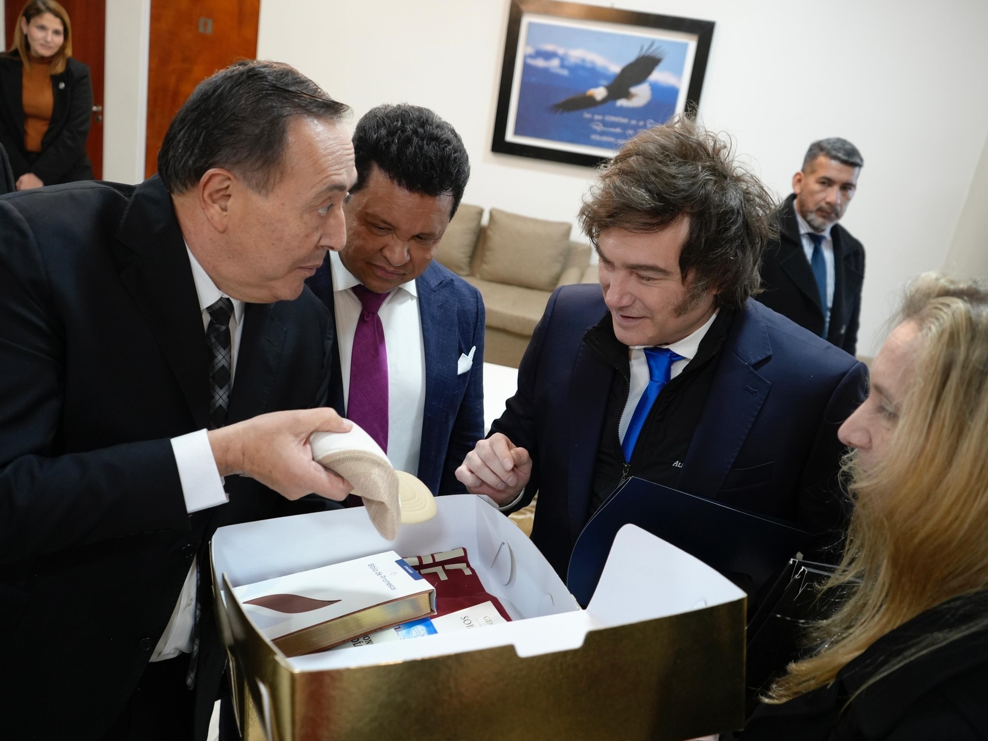Dalla conversione di 100.000 pesos in 100.000 dollari alla restituzione della vista a un cieco: i presunti miracoli del pastore Javier Milei.