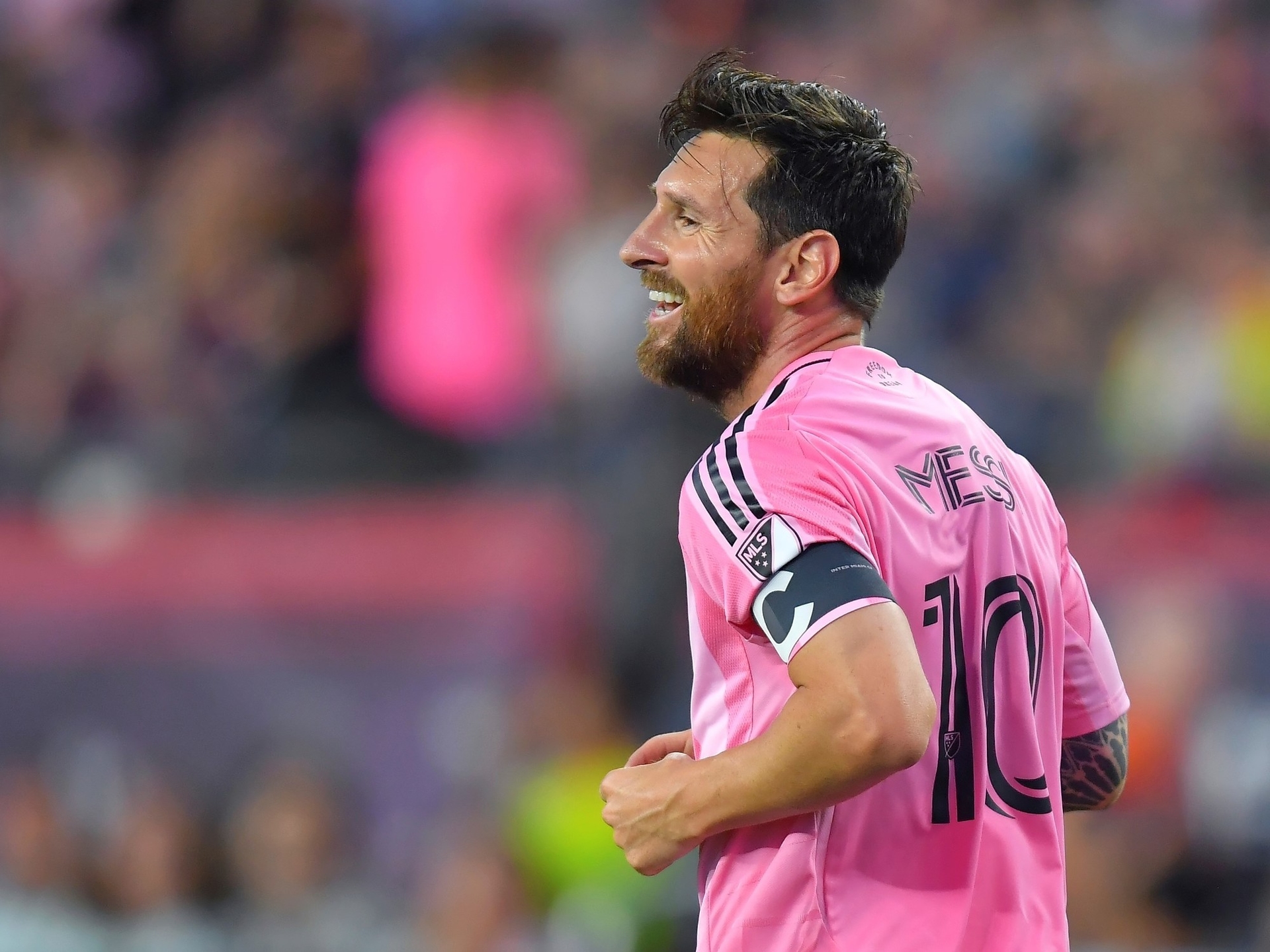 Lionel Messi segna un'altra doppietta per l'Inter Miami contro il Nashville: una punizione spettacolare e un regalo del portiere dei record della MLS.