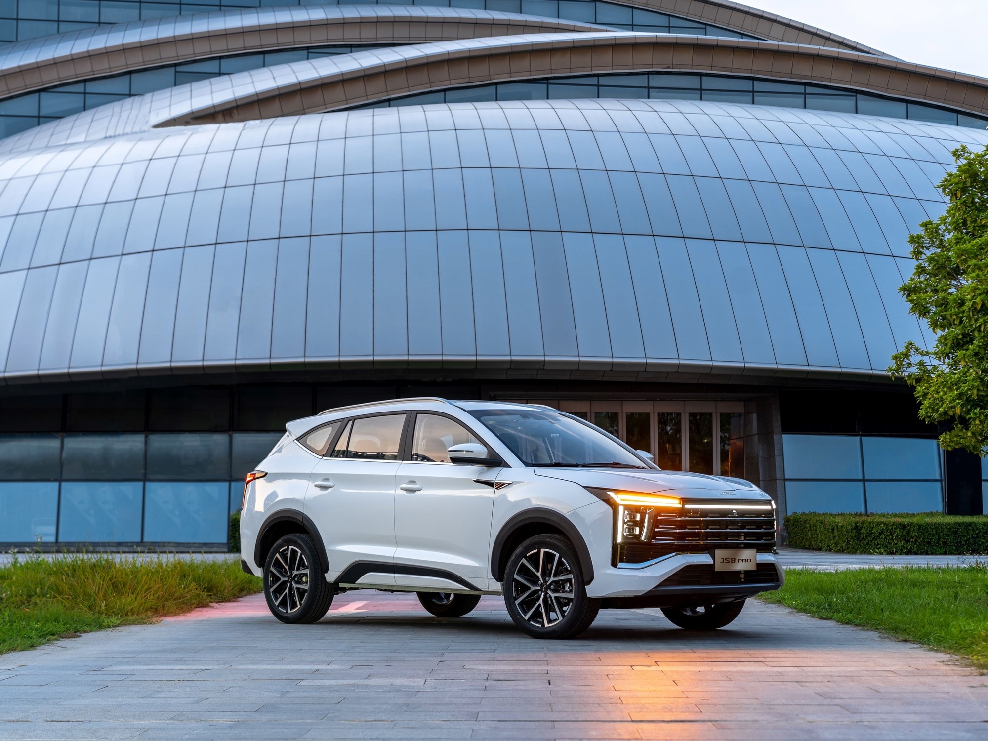 Recenzja JAC JS8 PRO: Jak sprawdza się najtańszy chiński SUV z siedmioma miejscami na rynku?