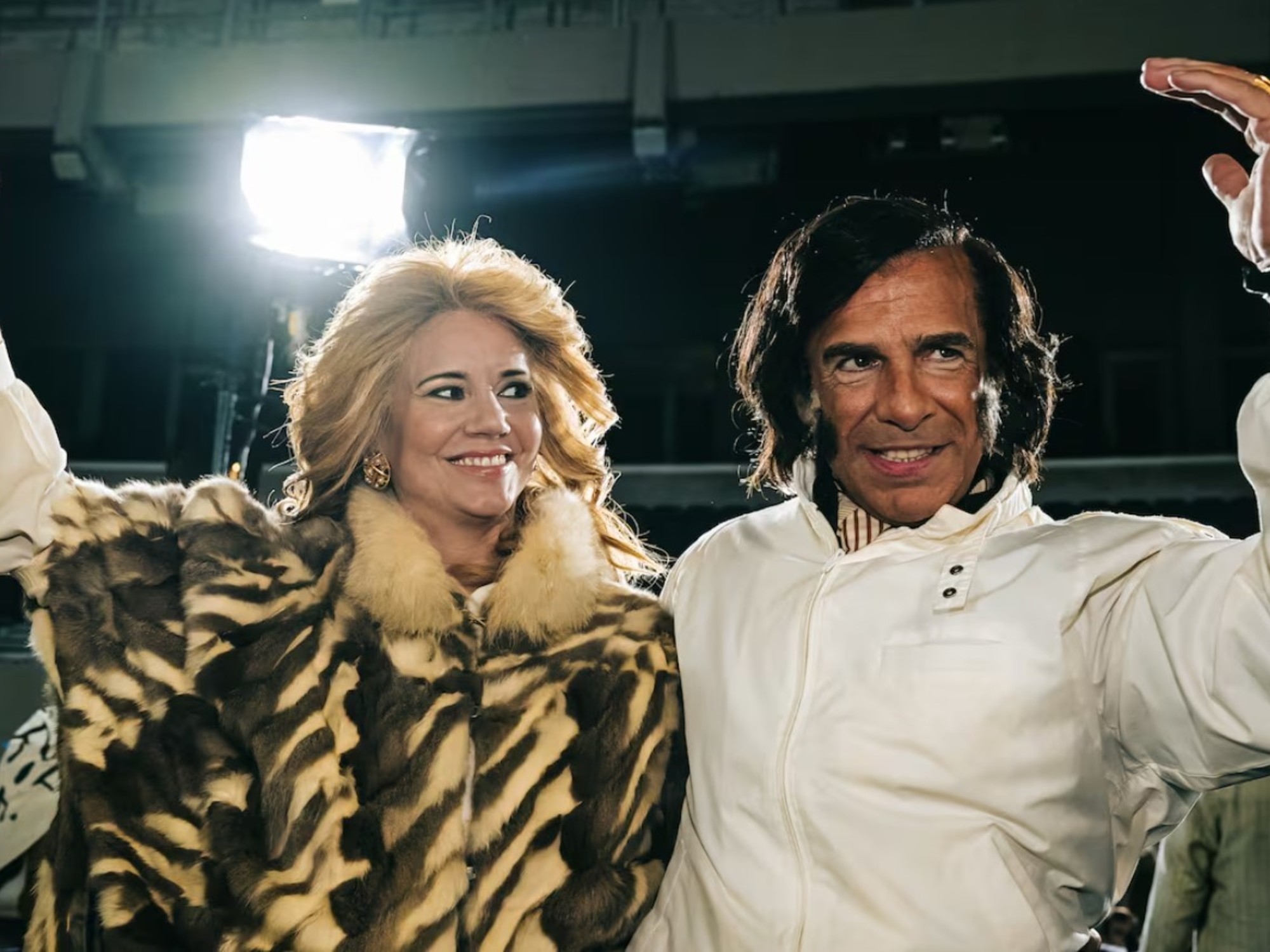 "Menem" en mode uit de jaren 90: bont, poncho's en glanzende sportkleding