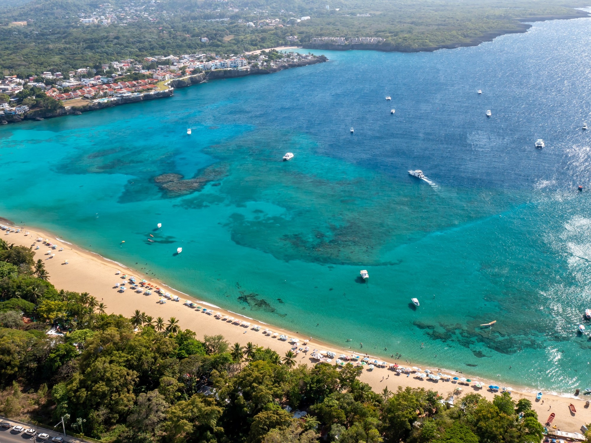 Una compagnia aerea aggiunge una destinazione chiave nei Caraibi: spiagge e l'ambra più limpida del mondo
