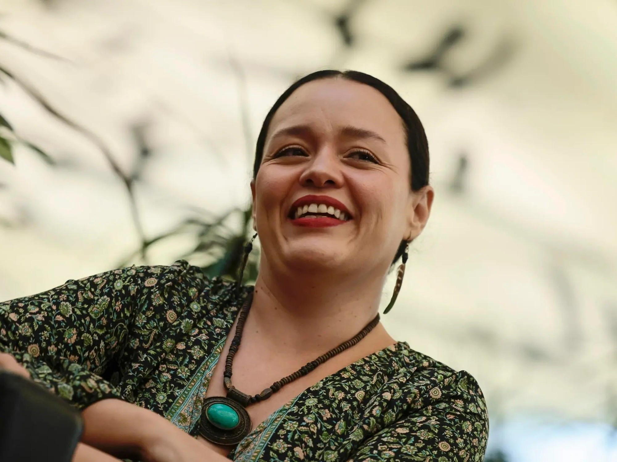 „W systemie, który zmusza nas do dobrego samopoczucia, nie da się przeżywać żałoby” – mówi pisarka Tania Tagle.