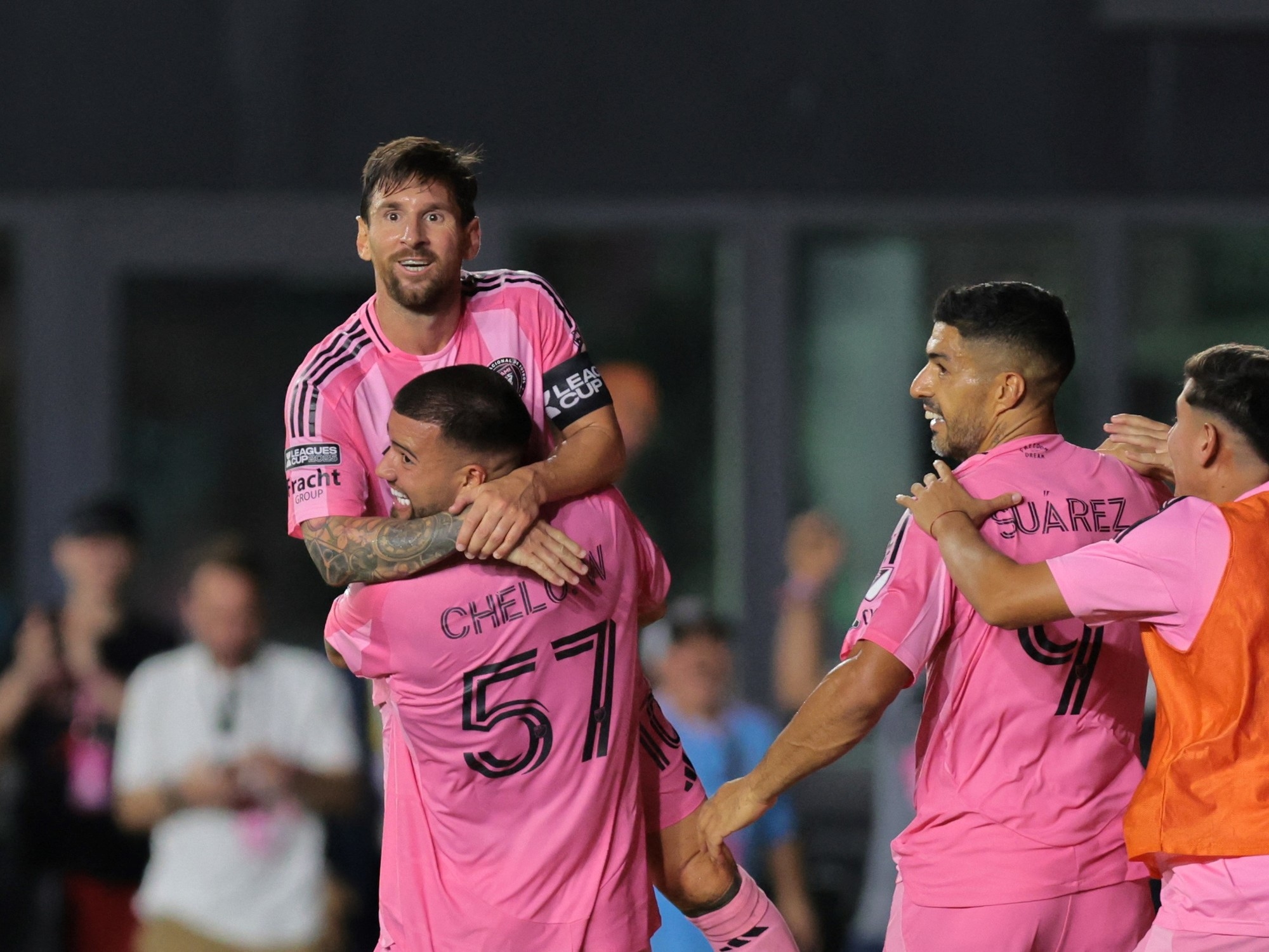 With two assists from Lionel Messi, Rodrigo de Paul's debut, and a goal from Chelo Weigandt, Inter Miami achieved a close victory over Atlas.