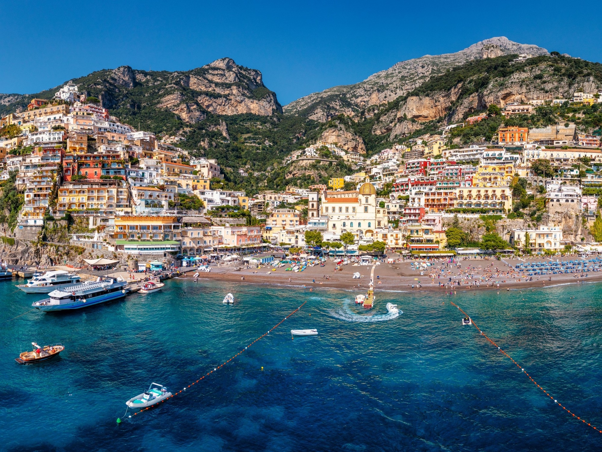 Fascynujące włoskie wybrzeże Amalfi: wioski na wzgórzach, lazurowe plaże, winnice, gaje oliwne i cytrynowe
