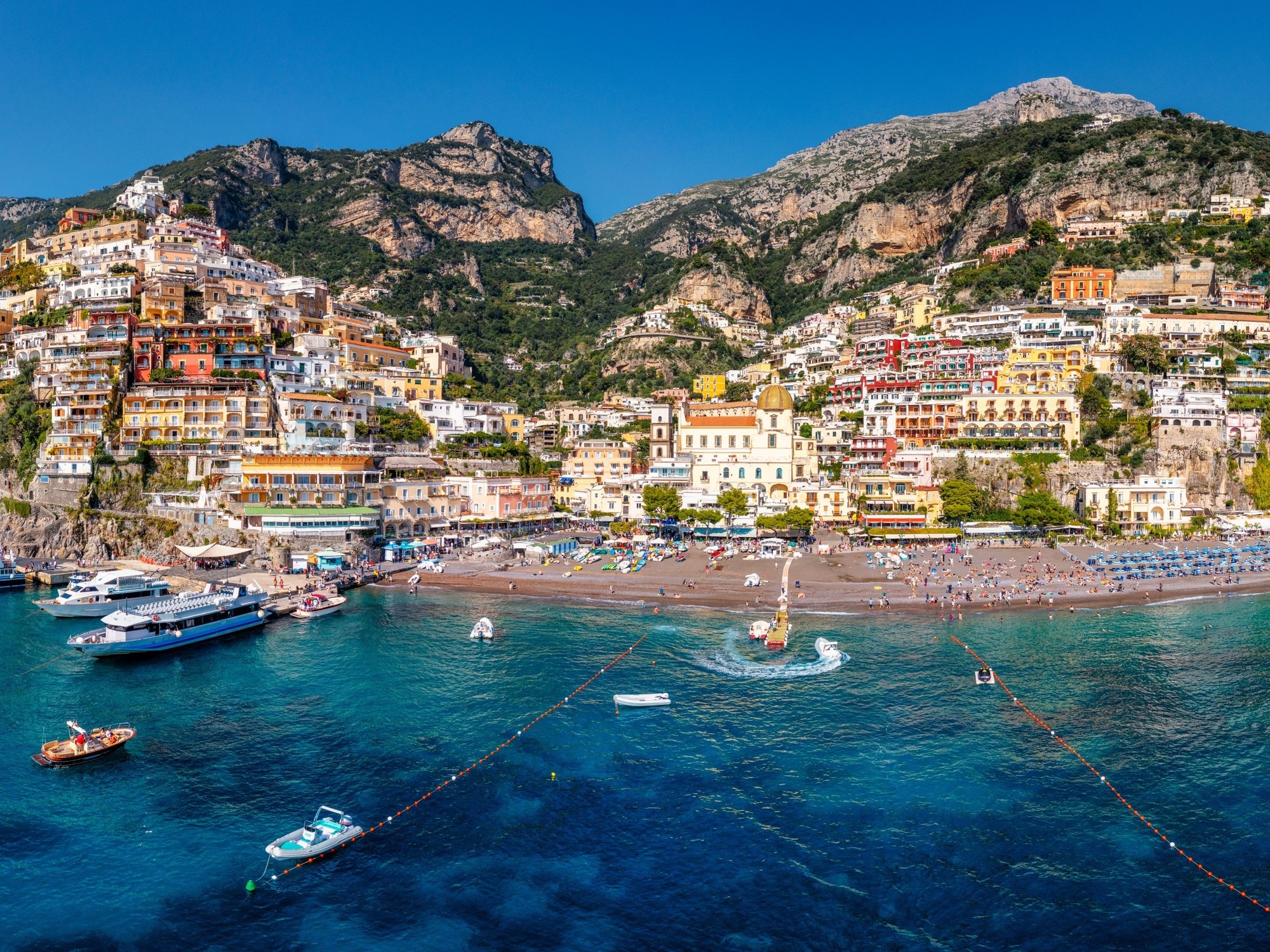 Fascynujące włoskie wybrzeże Amalfi: wioski na wzgórzach, lazurowe plaże, winnice, gaje oliwne i cytrynowe