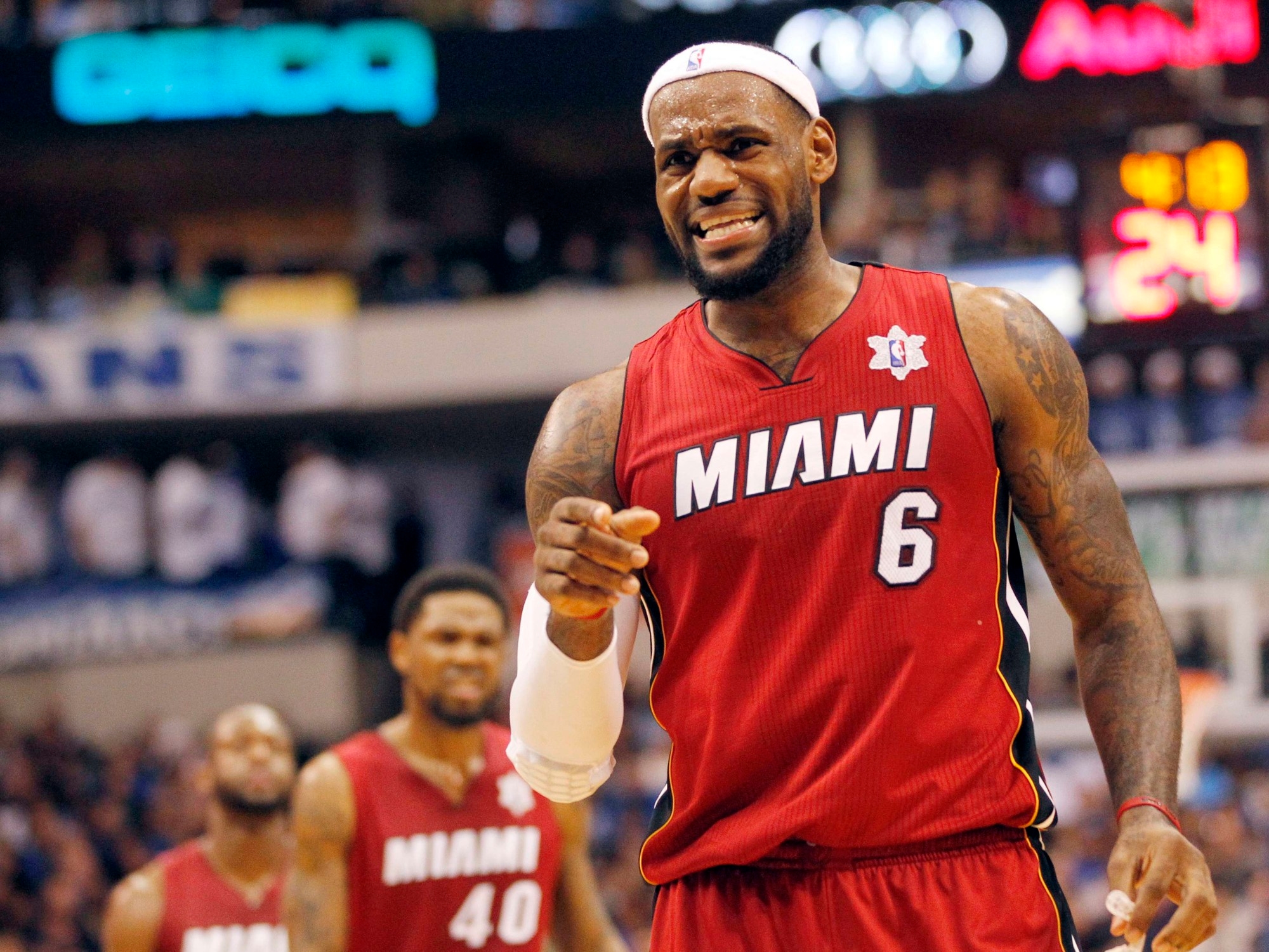 Er war Sicherheitsbeamter bei den Miami Heat und wird beschuldigt, mehr als 400 NBA-Trikots gestohlen und online verkauft zu haben.