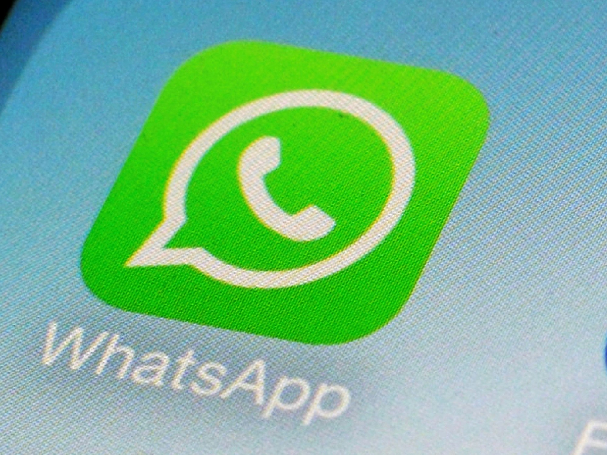 WhatsApp habilitó una nueva función "anti-estafas": cómo evitar caer en trampas con inteligencia artificial