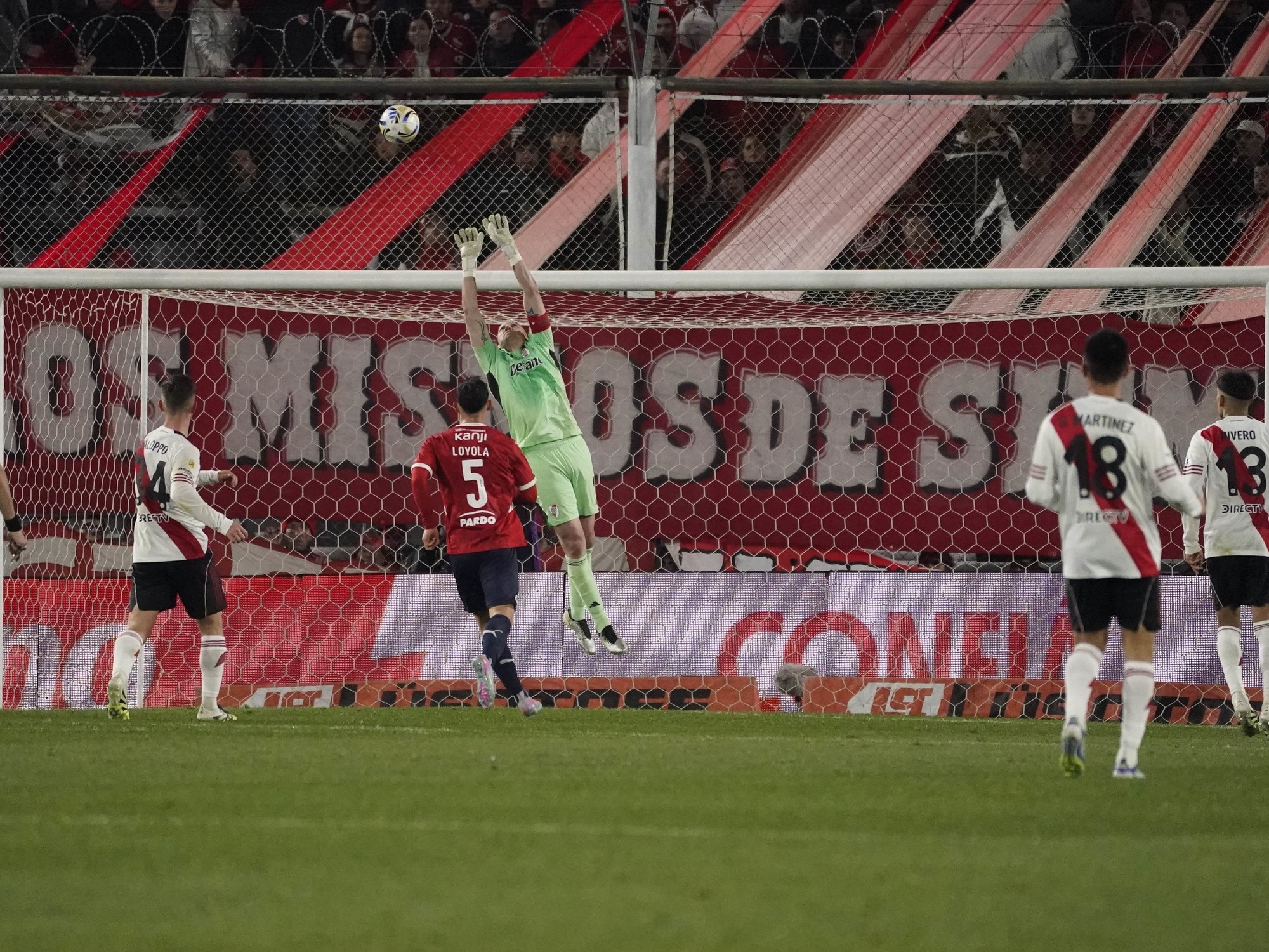 River Plate'in Independiente ile 1-1 berabere kaldığı maçta Armani yine yıldızlaştı ve takımını çok zayıf geçen derbiden kurtardı.