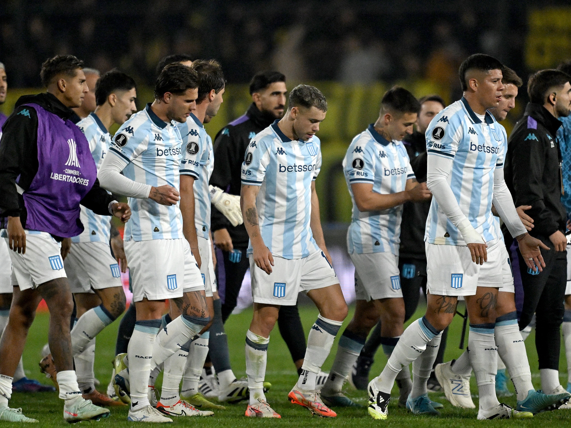 Marcos Rojo, Peñarol'a yenildikleri maçta Racing formasıyla ilk maçına çıktı ve taraftarlara şu mesajı bıraktı: "Bunu tersine çevirmeliyiz."