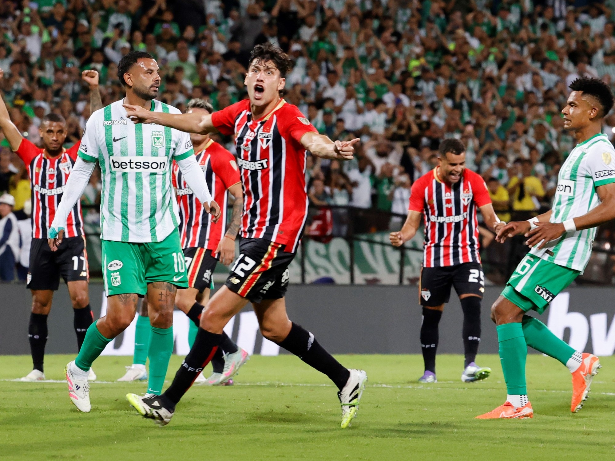 Cardona, Libertadores'te kötü bir gece geçirdi: San Pablo de Crespo'ya karşı iki penaltı kaçırdı ve Atlético Nacional için işleri zorlaştırdı.