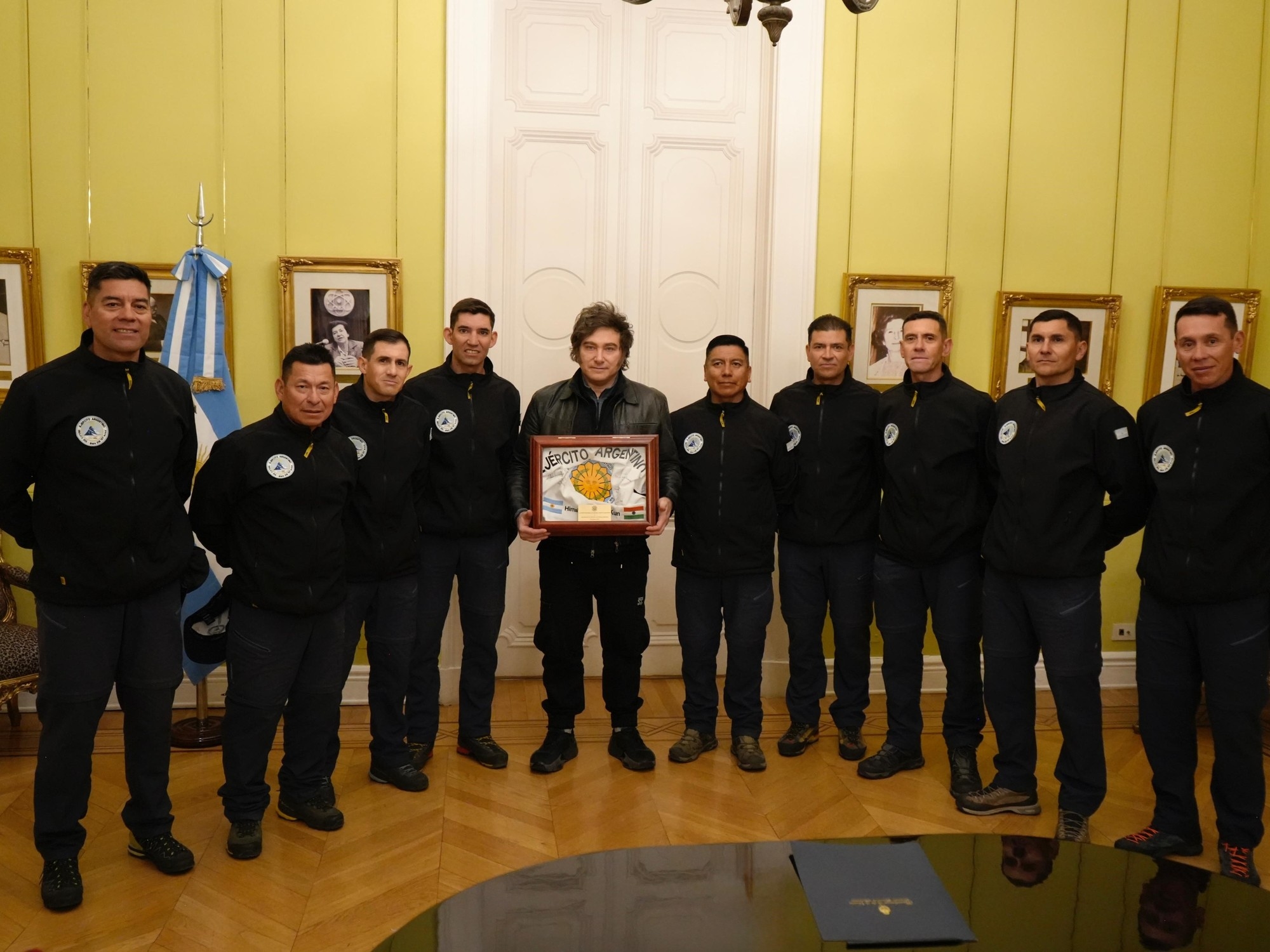 Javier Milei gratulierte den Soldaten, die in der Casa Rosada den Gipfel eines Himalaya-Berges erreicht hatten: „Diese Leistung spricht Bände.“