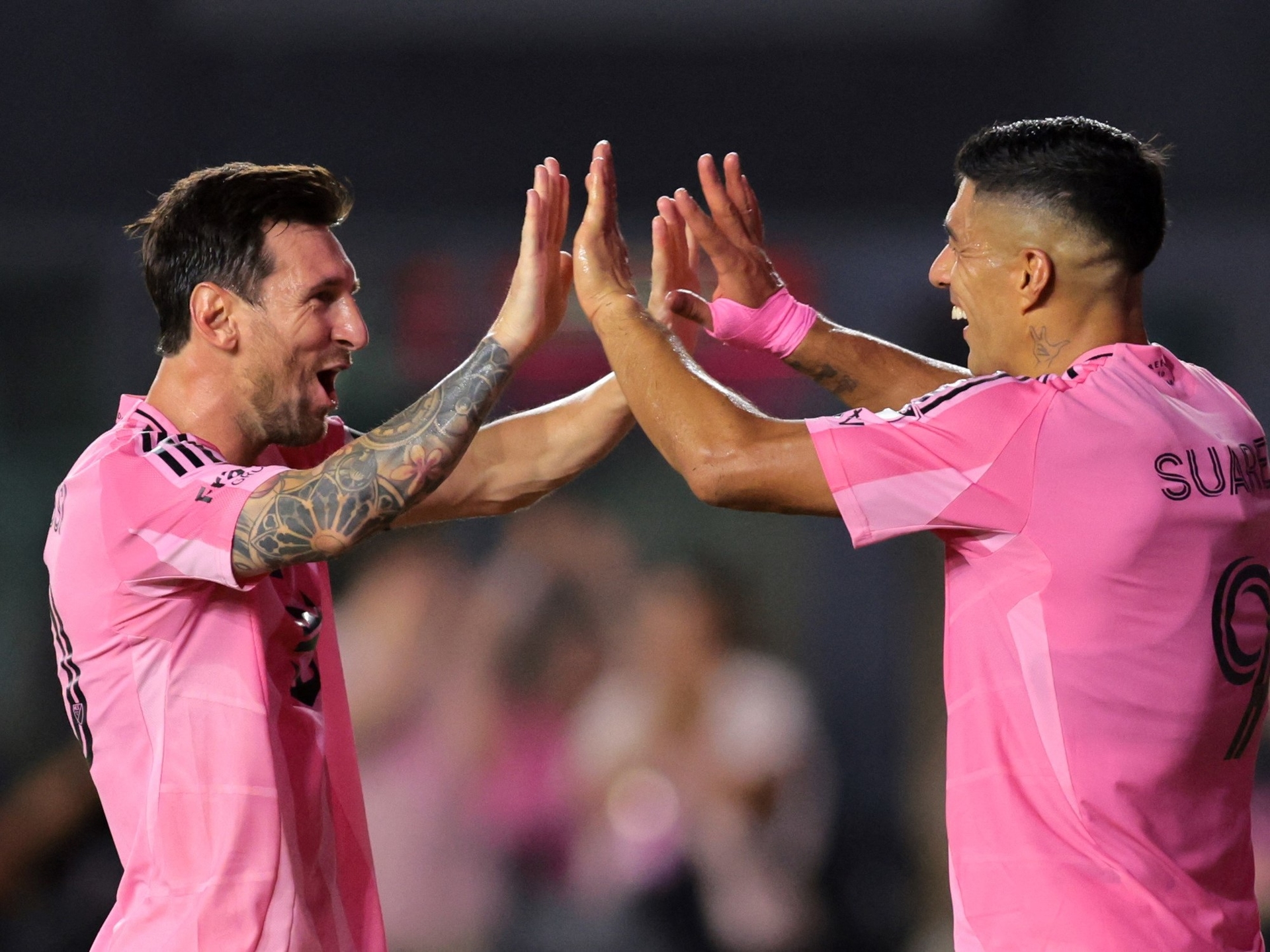Messi keerde terug van een blessure en verraste Inter Miami met een prachtig doelpunt en een geweldige assist met zijn hak waarmee hij LA Galaxy versloeg.