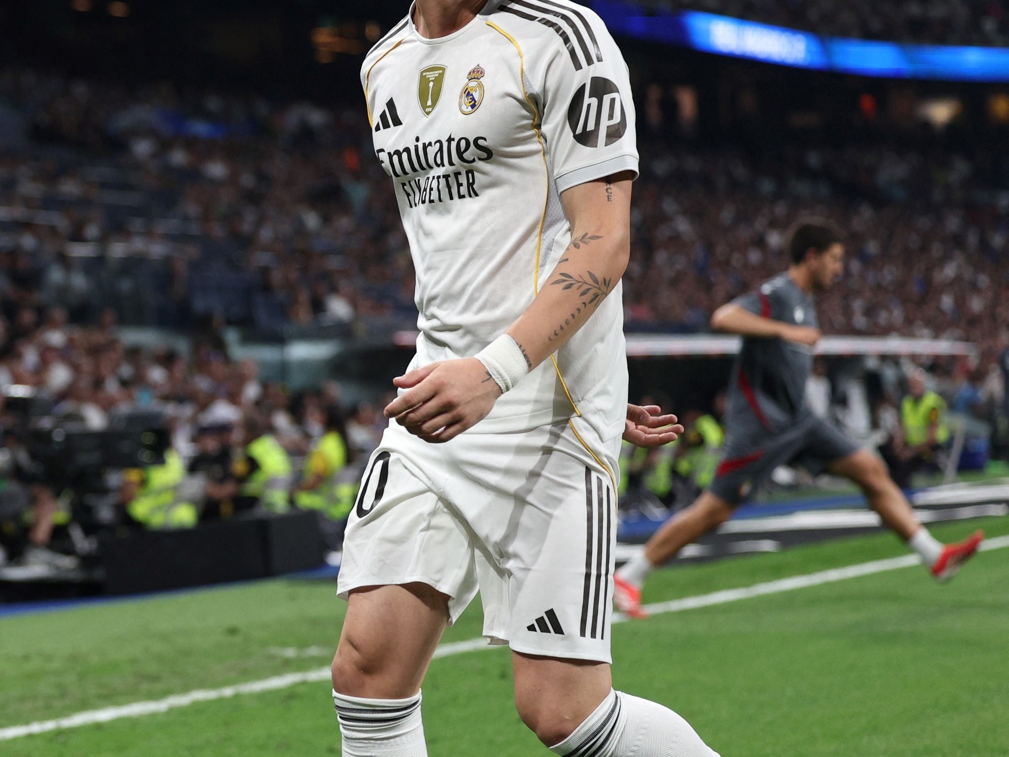 İspanya'da "Mastantuonomania" sürüyor ve Madrid medyası ondan "ekspres idol" diye bahsediyor.