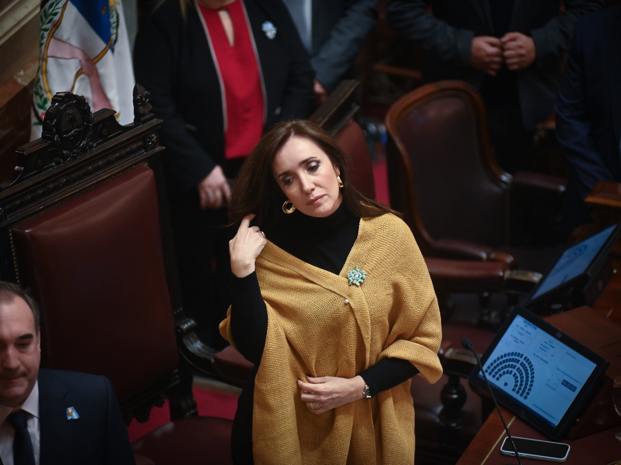 Senatorowie oskarżają Villarruela i rząd o wykorzystywanie swoich pensji do odwracania uwagi od porażki.