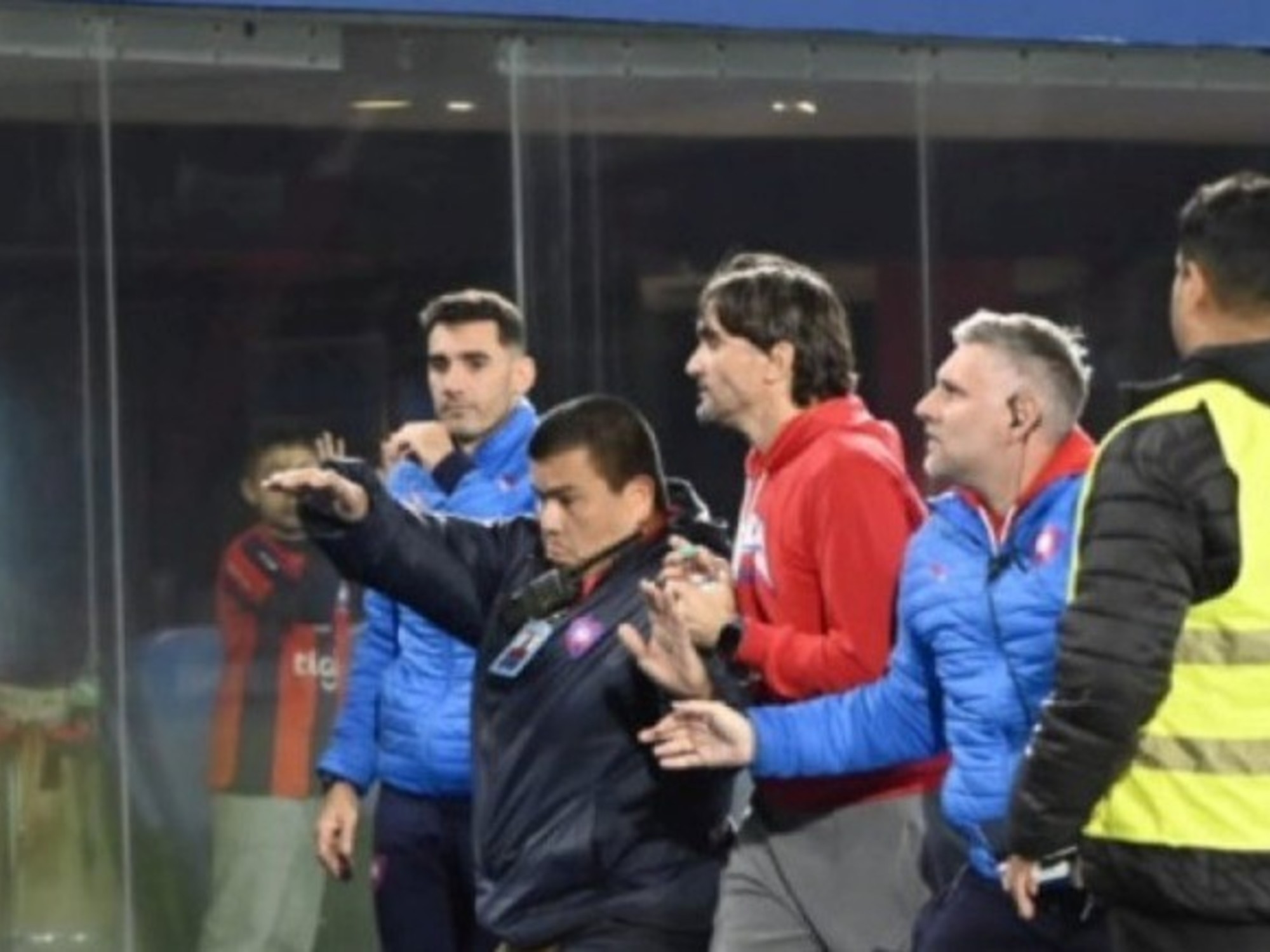 Cerro Porteño taraftarları, takımlarının yerel turnuvayı kaybetmesinin ardından Diego Martínez'e saldırmaya çalıştı.
