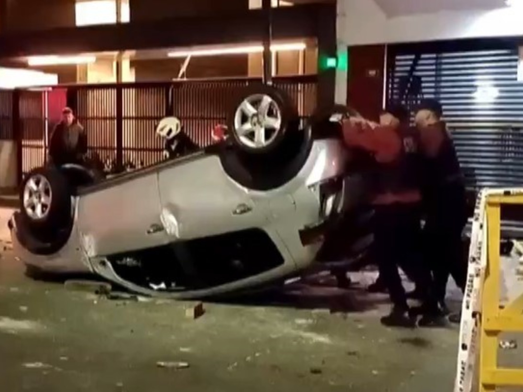 Video: drammatico ribaltamento di un'auto e incidente con otto motociclette a Villa Crespo