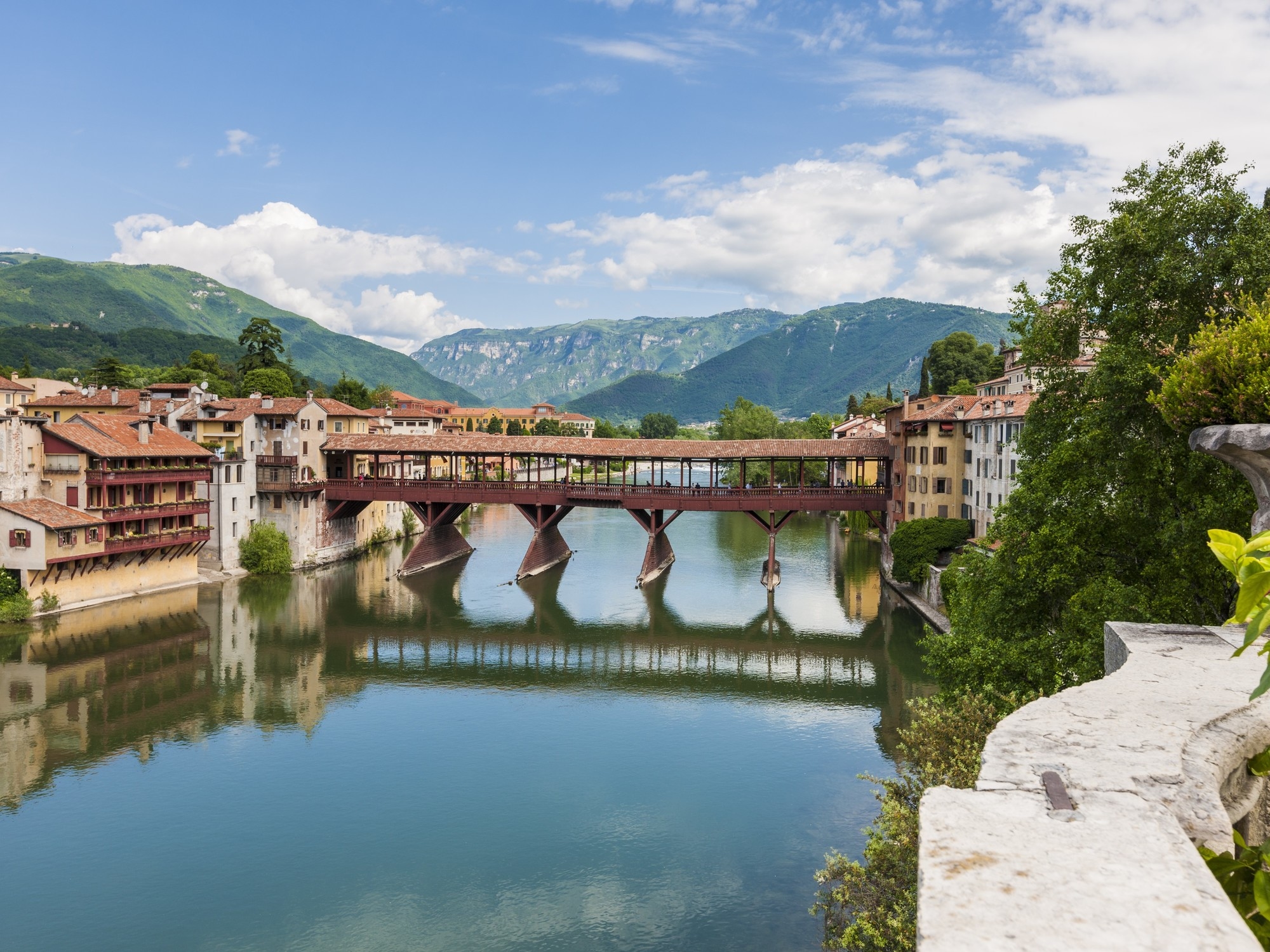 A cidade do norte da Itália onde a grappa fez história e sua curiosa ponte de madeira