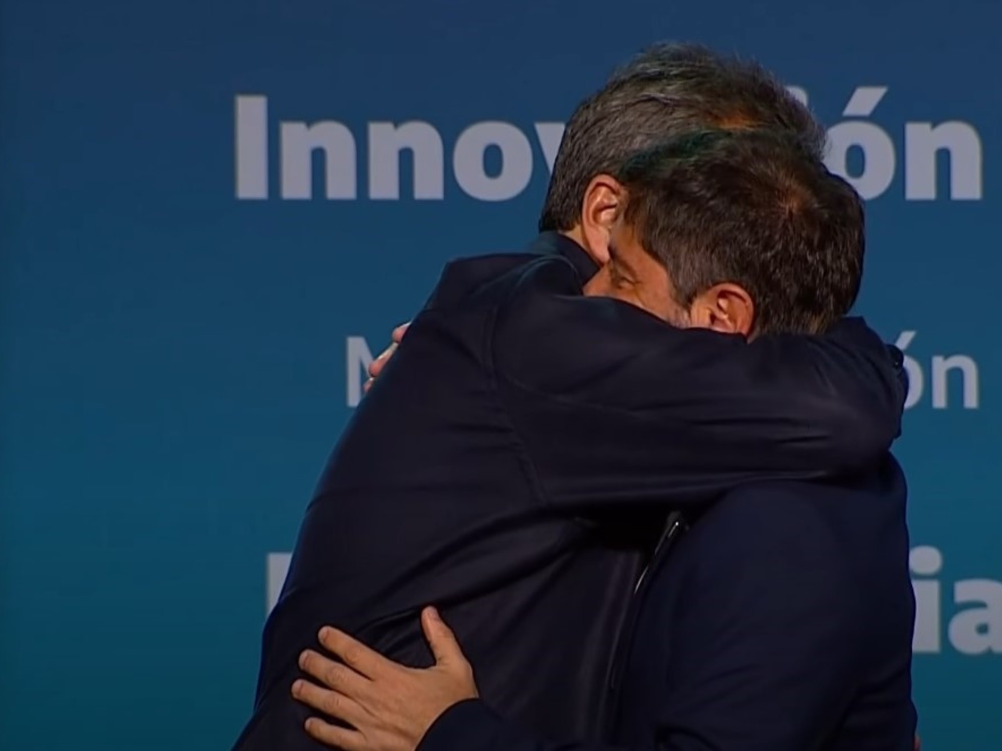 L'abbraccio di Axel Kicillof con Sergio Massa alla chiusura della campagna nella Prima Sezione