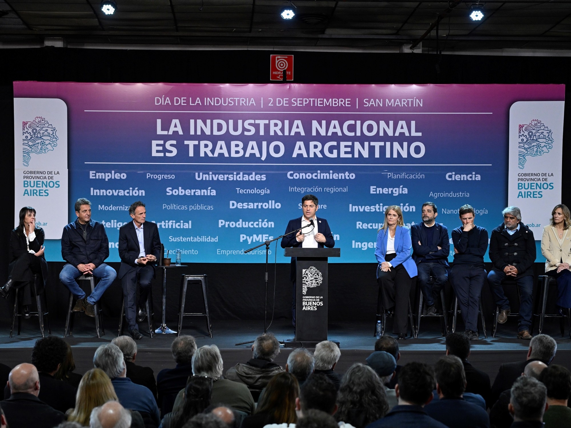Kicillof ha definito "inutili" due economisti del partito di Milei e ha respinto l'idea che una vittoria del PJ avrebbe generato maggiore instabilità.