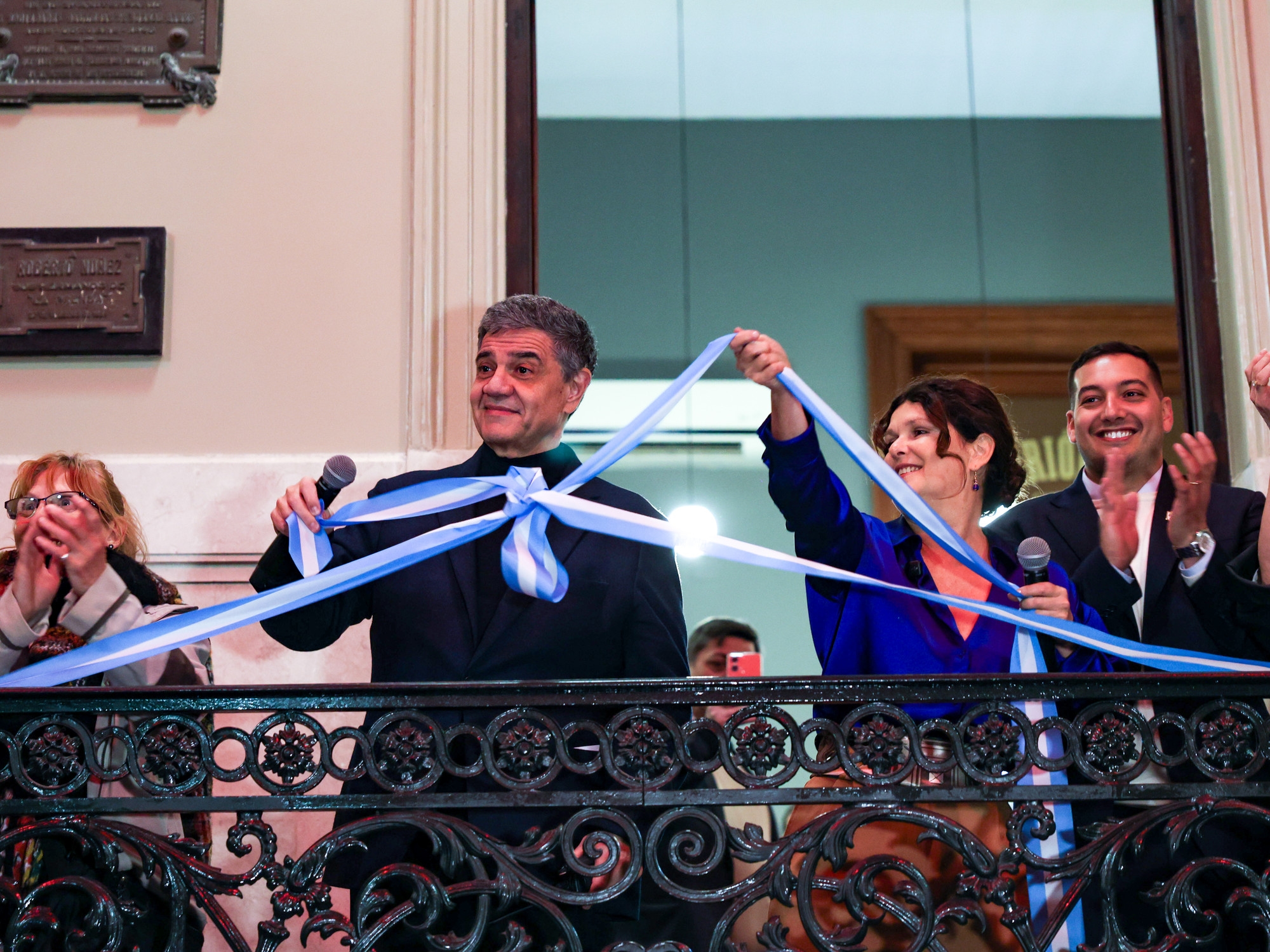 Przy dźwięku syreny informacyjnej Macri zainaugurował działalność ośrodka kulturalnego w Domu Kultury.