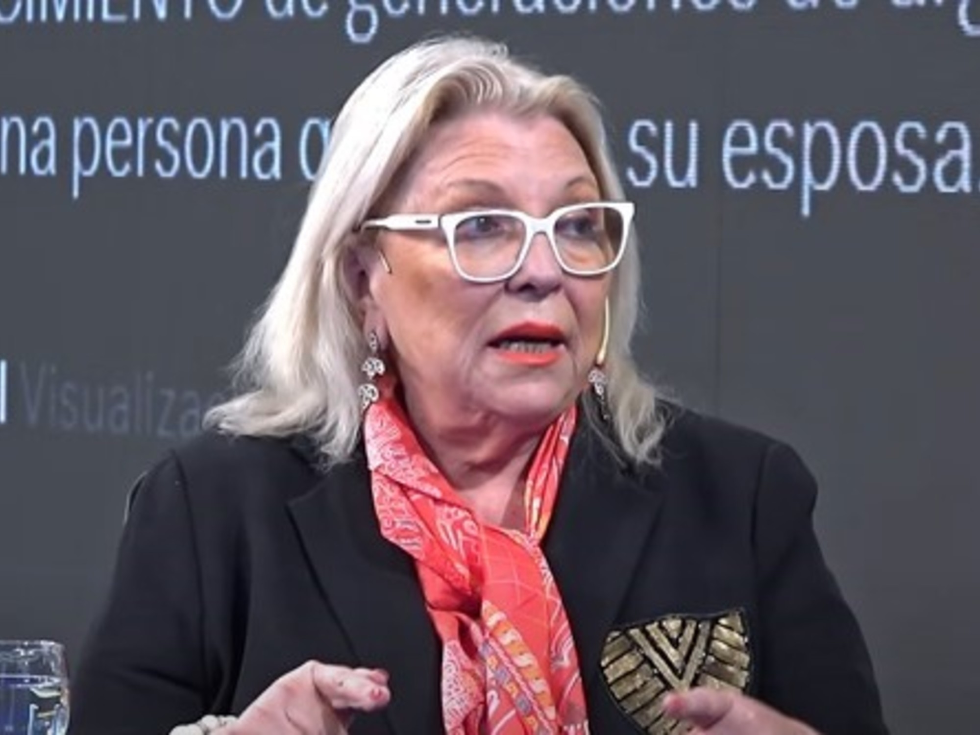 Elisa Carrió sobre Javier e Karina Milei: "O casal presidencial é perverso, gosta de crueldade e é cheio de ganância."