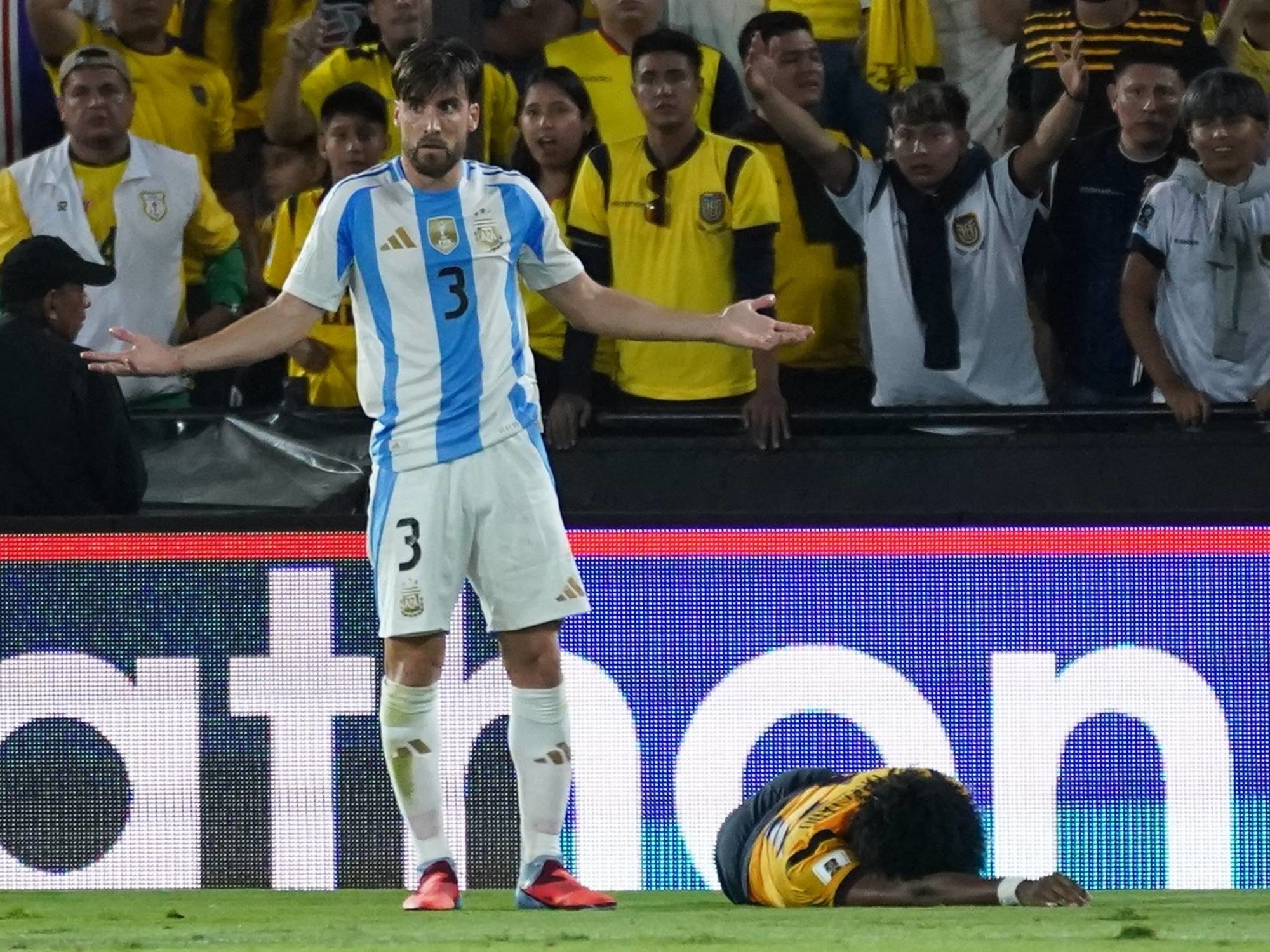 A raiva de Nico Tagliafico sobre o polêmico pênalti em Equador x Argentina: "Fora da área, nem era passível de revisão."