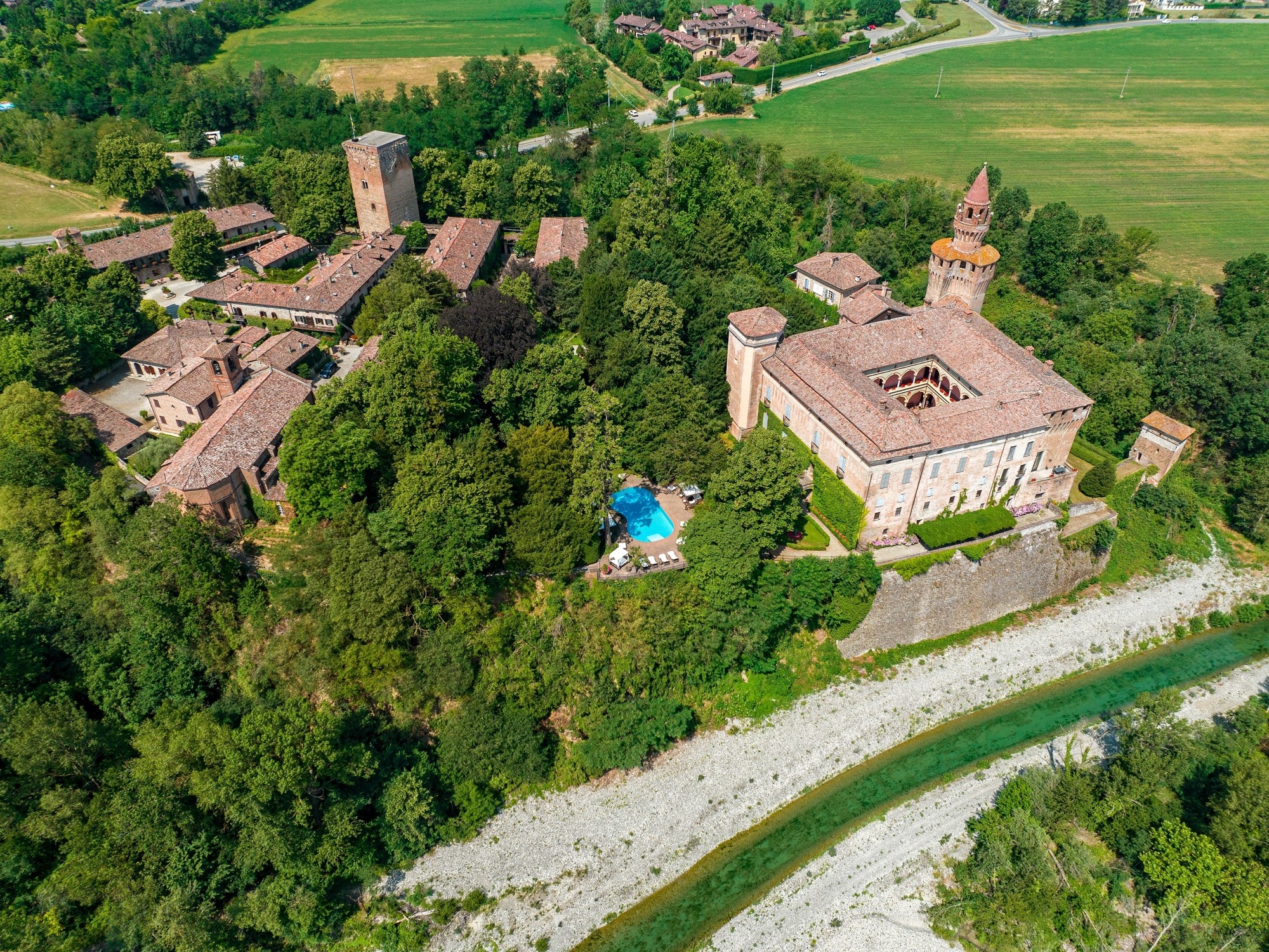 The spectacular castle that fascinated Giorgio Armani, the ghost of the chef and the restaurant where the designer ate