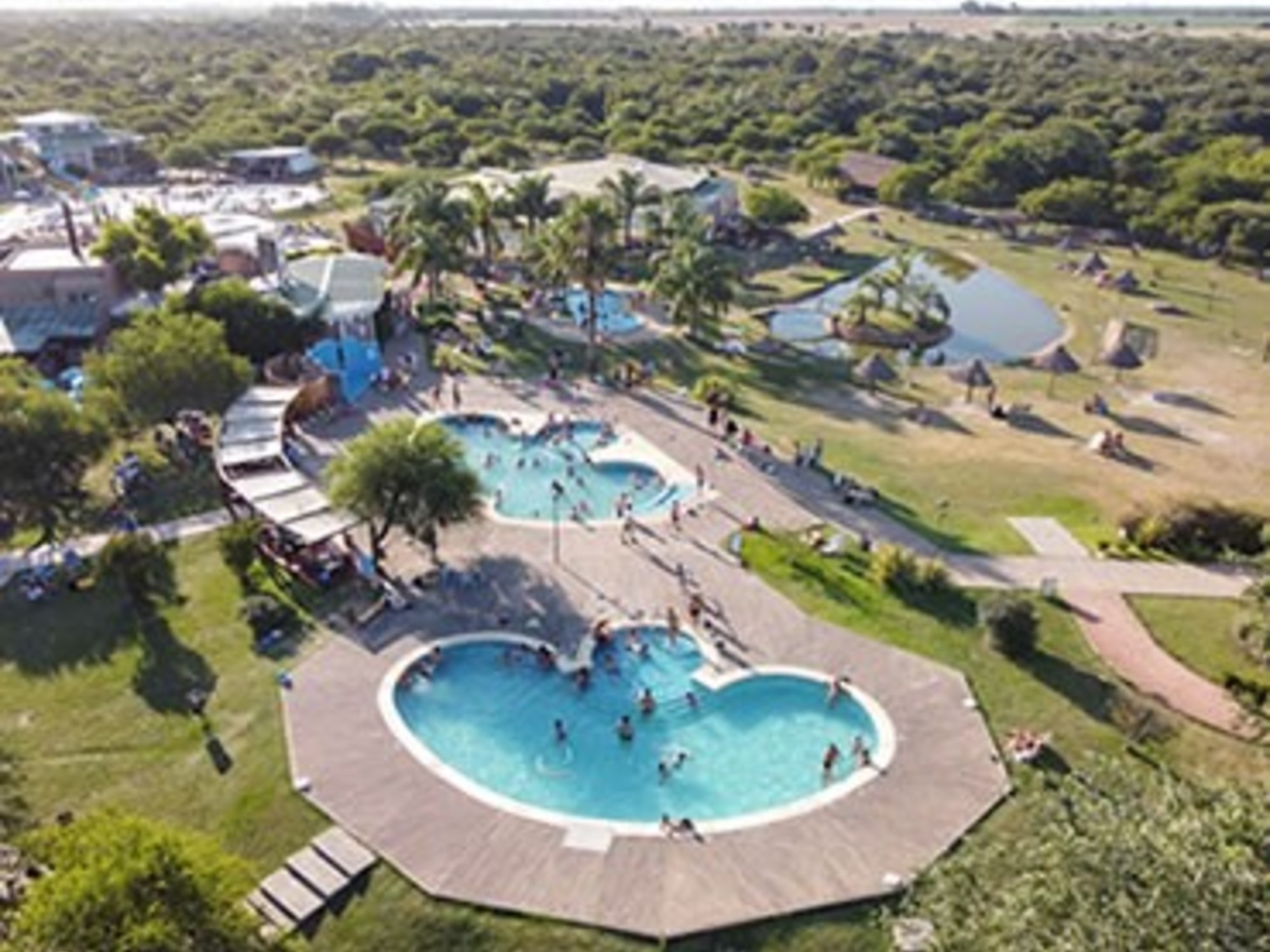 Thermalquellen-Kurzurlaub im Frühling: 10 Resorts mit Pools in Buenos Aires, Entre Ríos und Corrientes