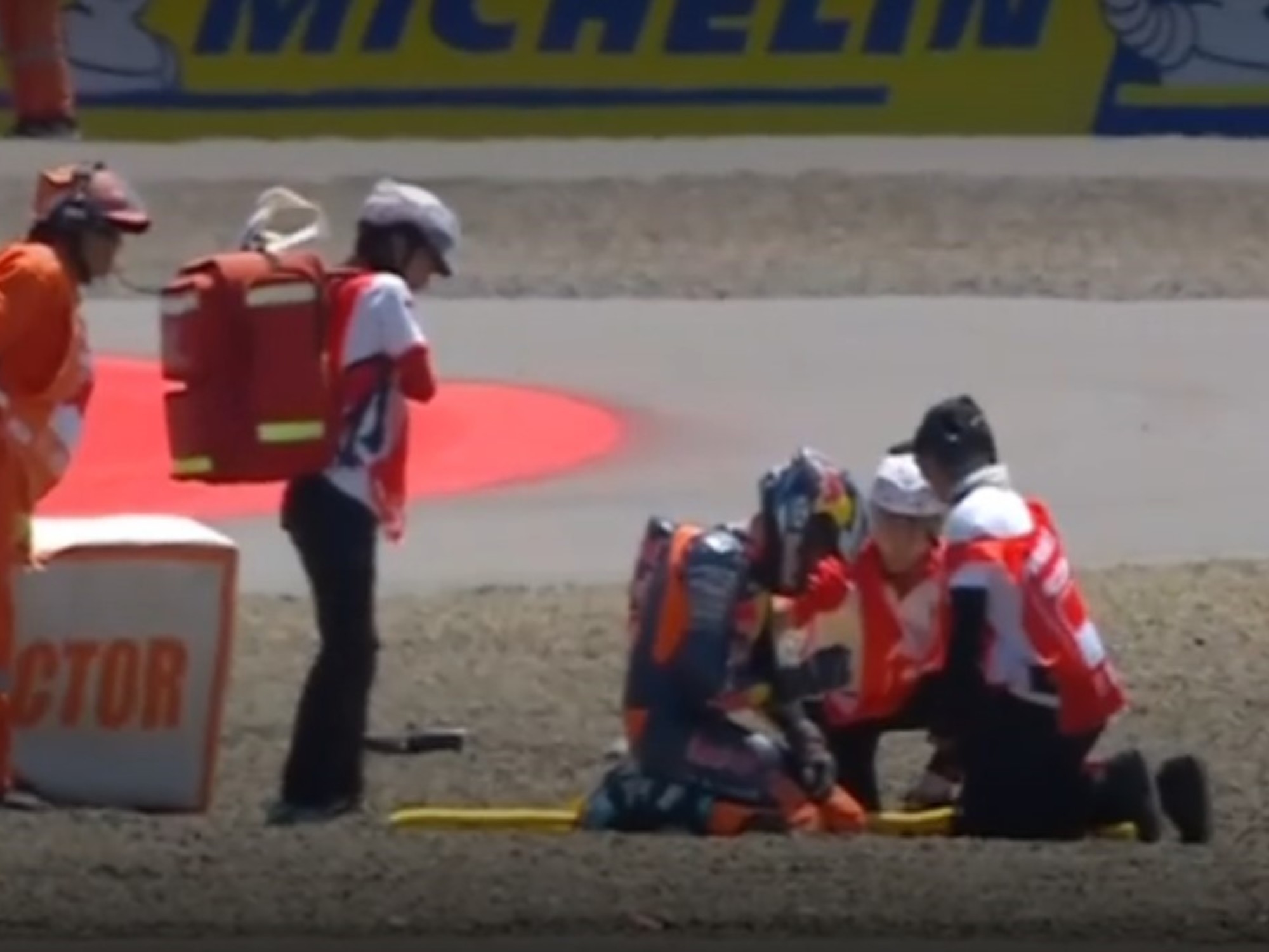 Valentín Perrone a été victime d'un accident choquant lors de la course Moto3 en Indonésie : il a été percuté par l'arrière et a été projeté dans les airs au milieu d'un virage.